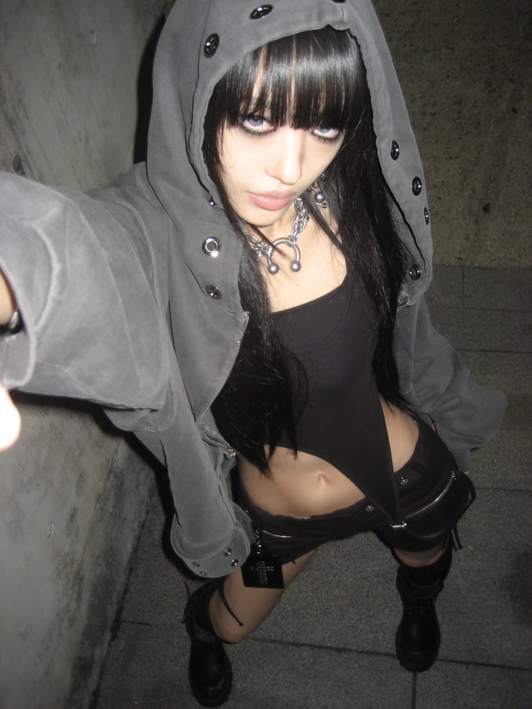 VOONT Cut Out Garter Sleeveless (BLACK), VOONT Eyelet Belt Hood Zip-up (CHARCOAL) 착용 스타일 - 1
