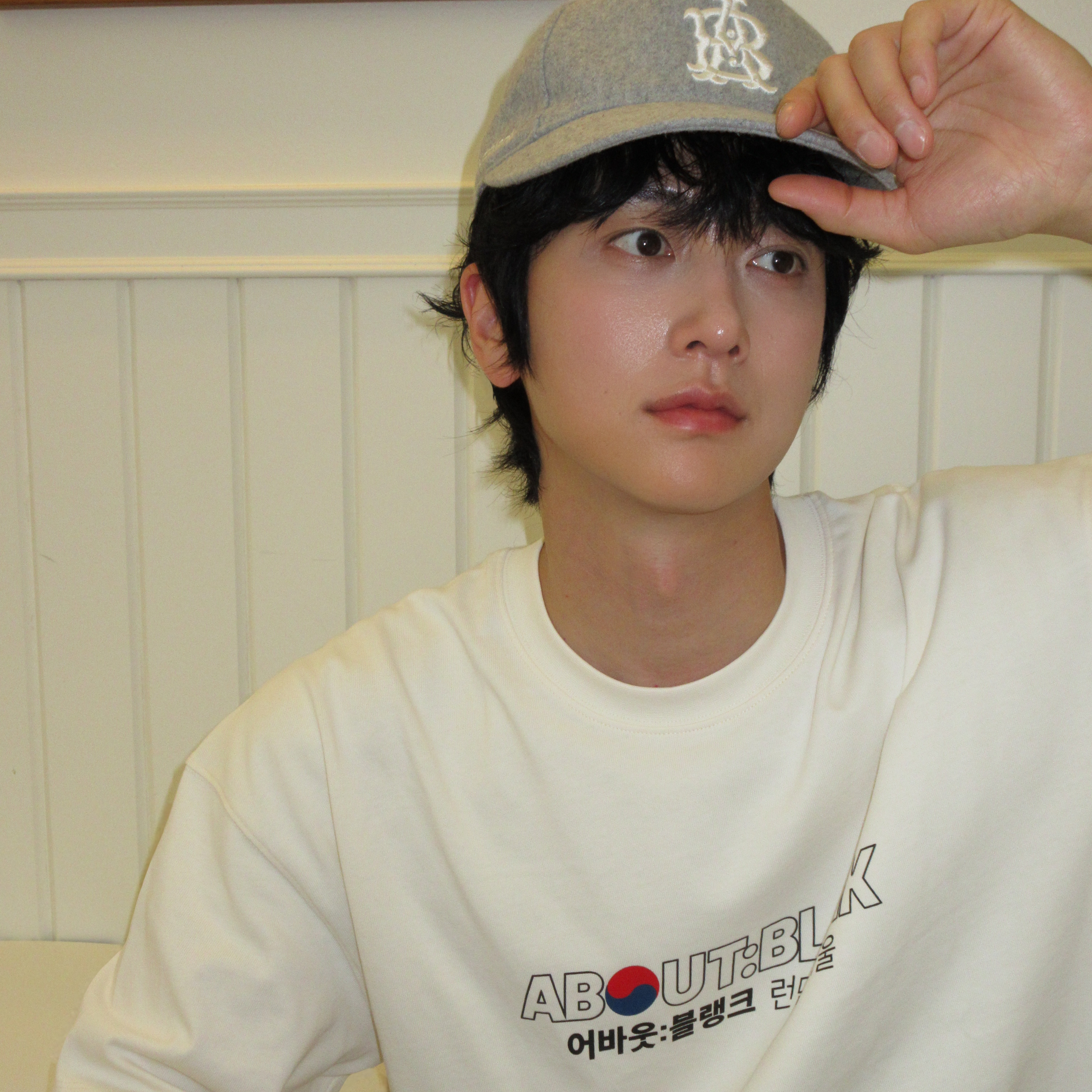 [KREAM 단독] About:Blank Felled Denim Short Murky Wash - 26FW, [KREAM 단독] About:Blank KREAM Exclusive T-Shirt Oat - 26FW 착용 스타일 - 4