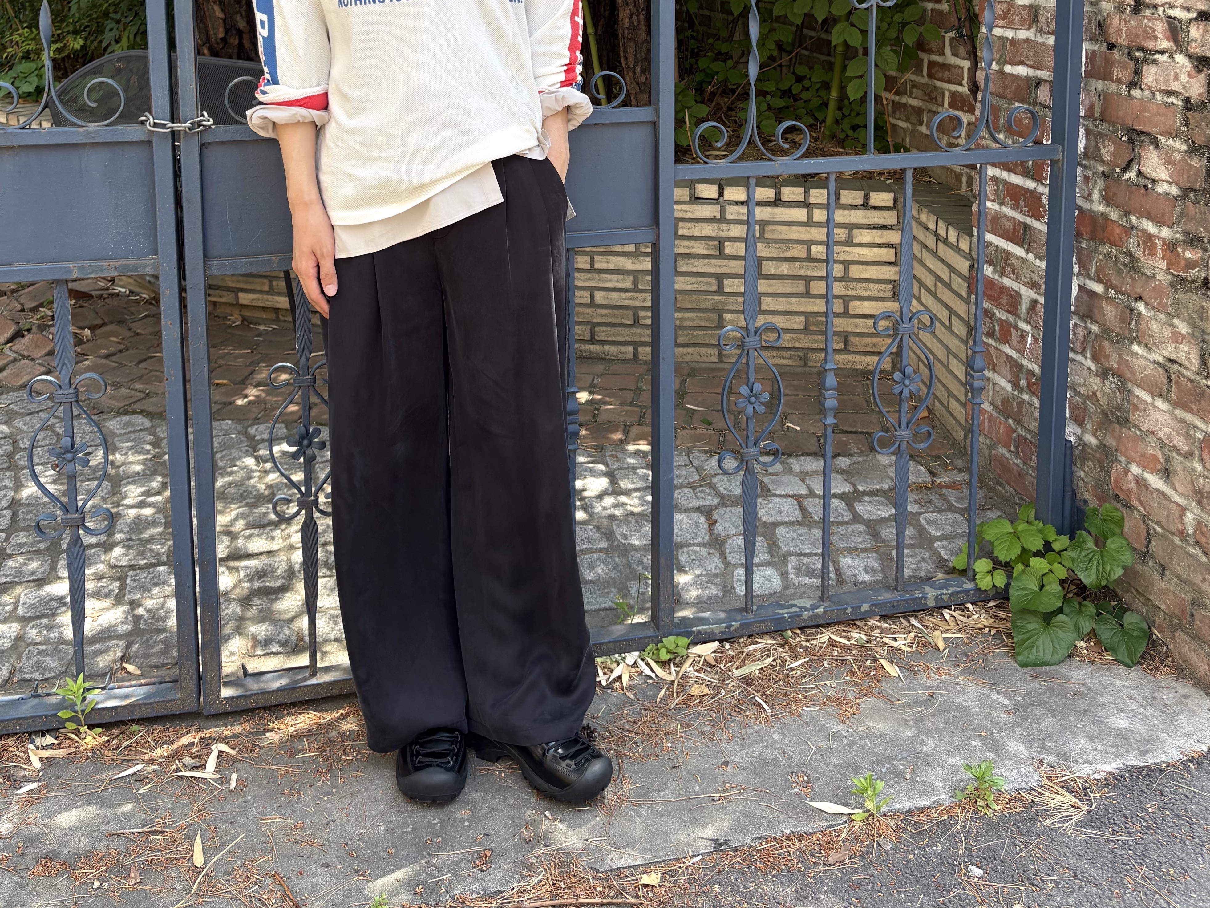 Amomento Men's Cupro Two Tuck Wide Pants Black - 26SS, Phileo x Keen Men Targhee Black - 26SS 착용 스타일 - 4