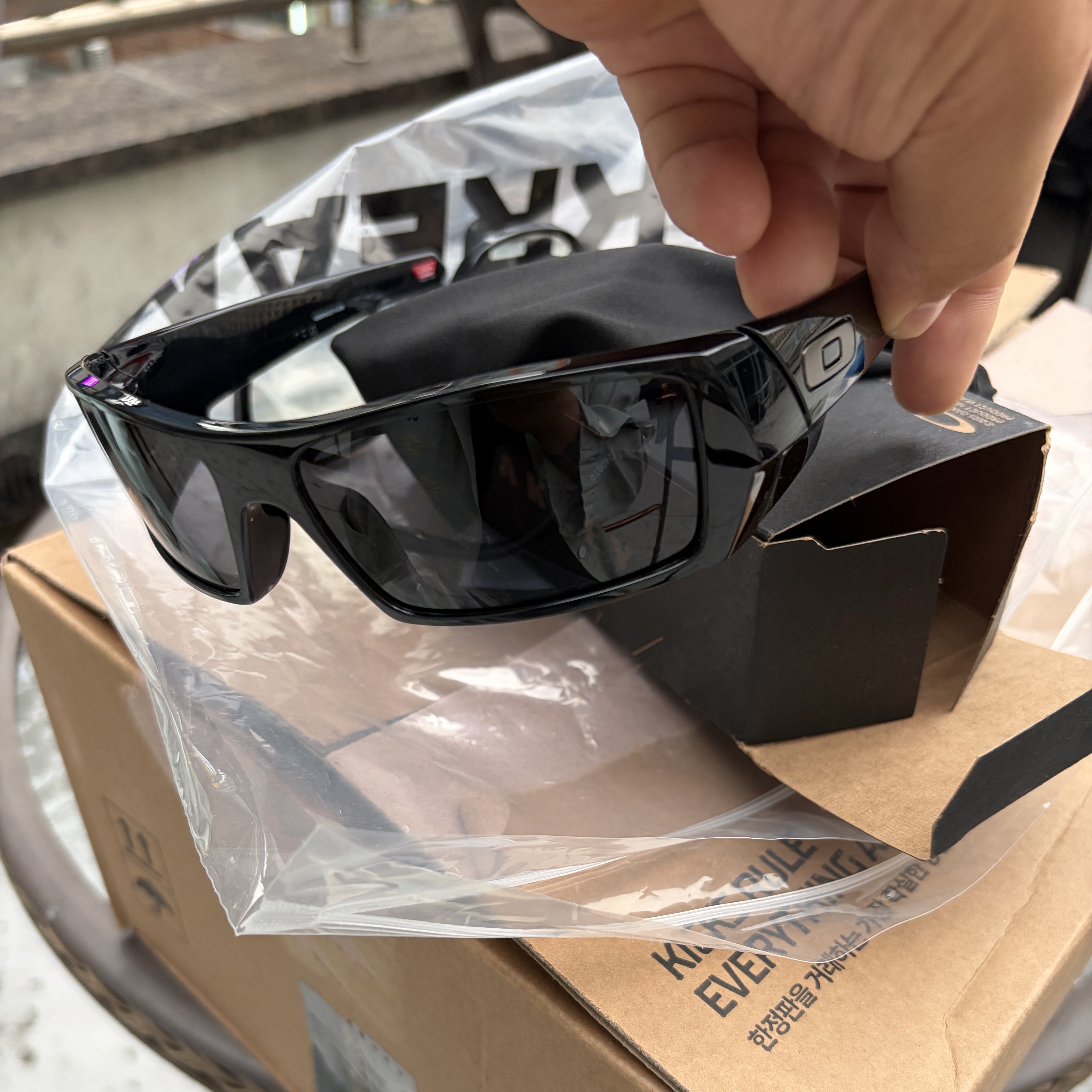 Oakley SI Gascan Polished Black Frame Grey Lenses High Bridge Fit 착용 스타일 - 2