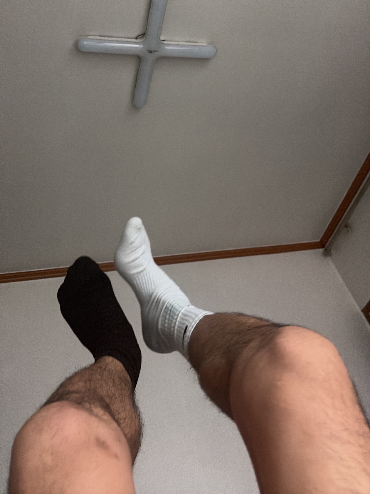 Nike Shox TL Black University Gold, Nike Everyday Lightweight Training Crew Socks Black (3 Pack/Korean Ver.) 착용 스타일 - 5