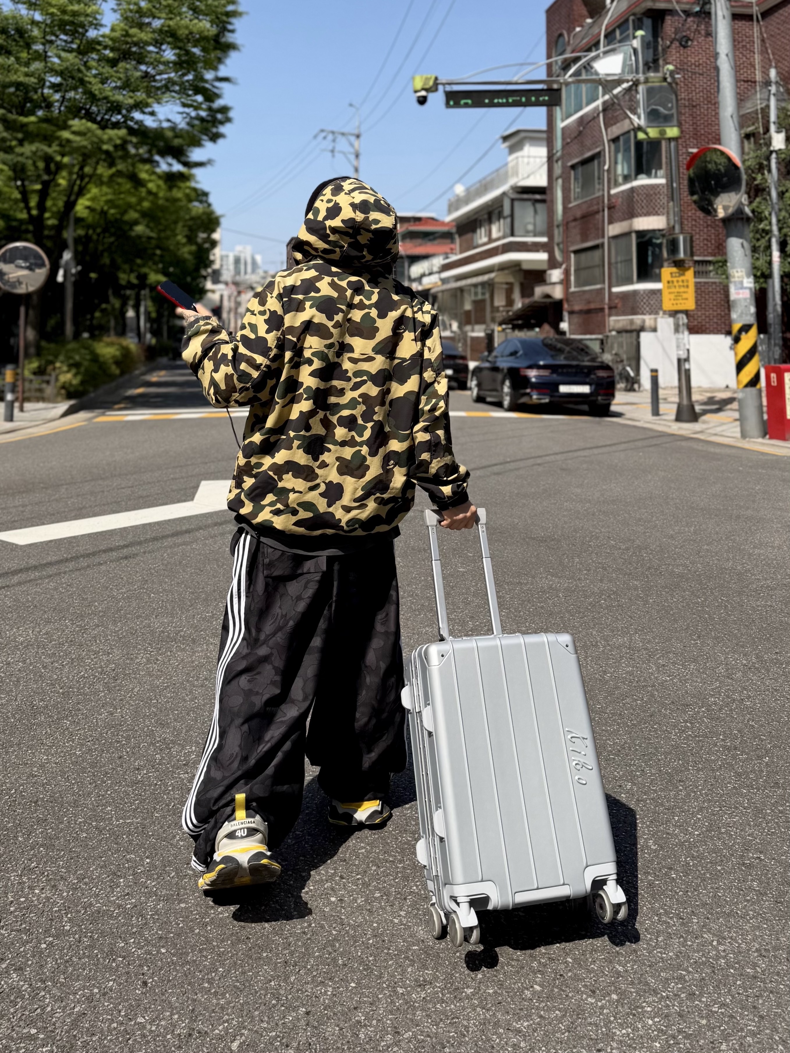 Adidas x BAPE Jacquard Pants Black - KR Sizing, Balenciaga Cargo Sneakers White Grey Orange Blue 착용 스타일 - 1