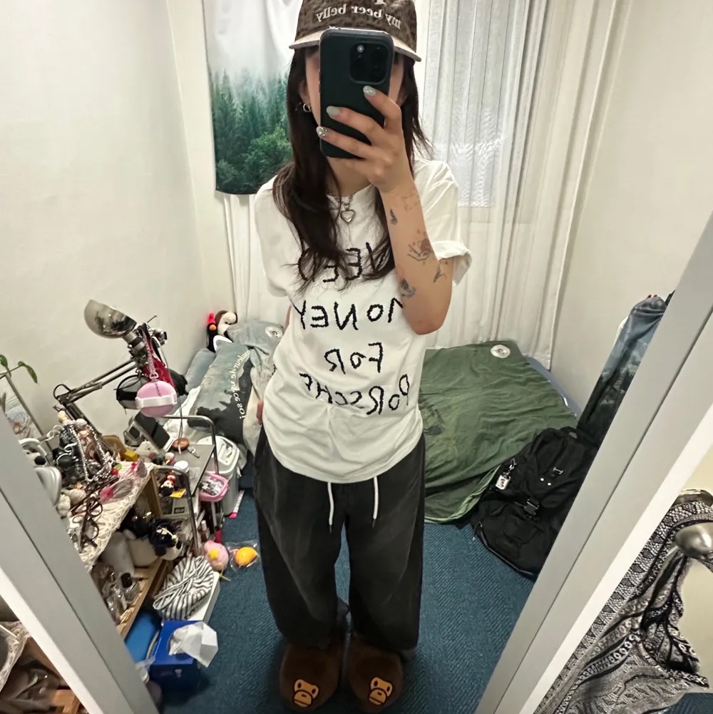 GILDAN X Vintage Collection NEED MONEY FOR PORSHCE T-Shirt (2 Color) 착용 스타일 - 1