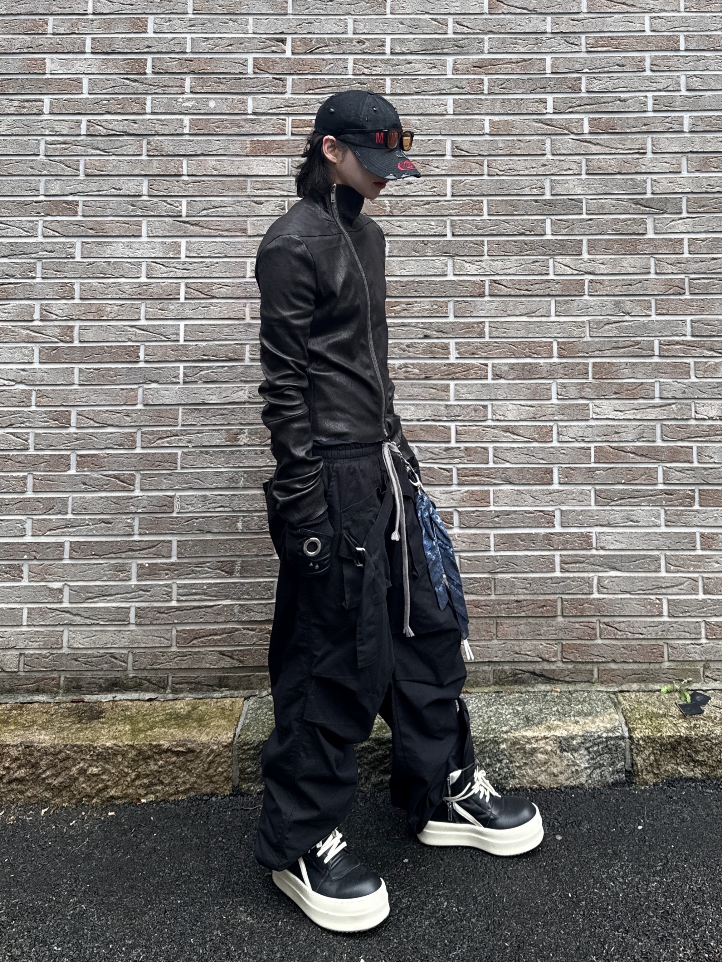 Wapworks Wide Safety Cargo Pants Black, Rick Owens Hollywood Mega Bumper Geobasket in Full Grain Calf Leather Black Milk 착용 스타일 - 4