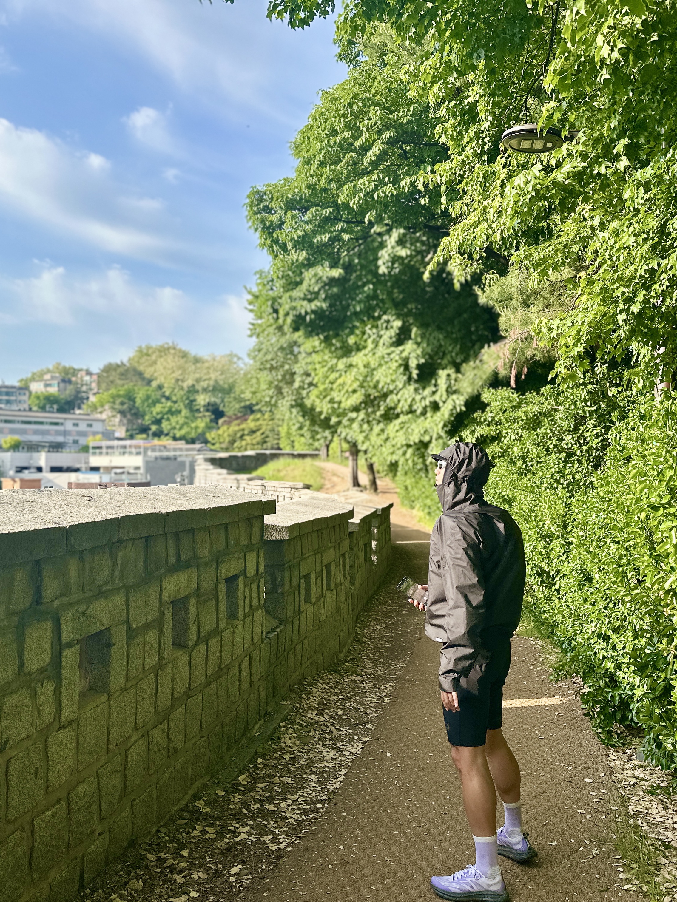 On Running x Post Archive Faction (Paf) Cloudmonster 2 Vapor Frost, Optimistic Runners Glossy Ripstop Shorts Light Grey 착용 스타일 - 5