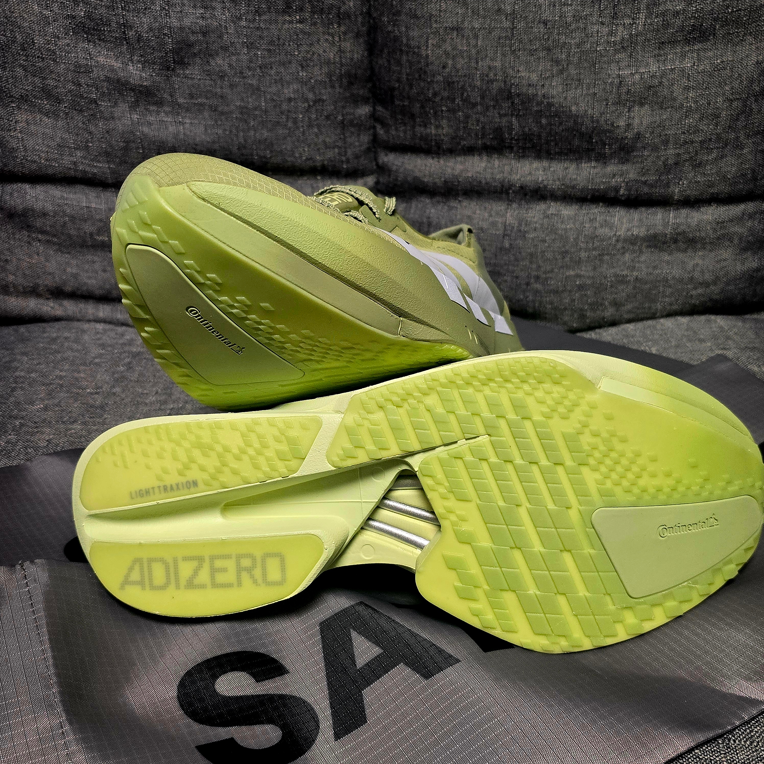 Adidas x Satisfy Adizero Adios Pro 4 Tent Green Matte Silver 착용 스타일 - 3