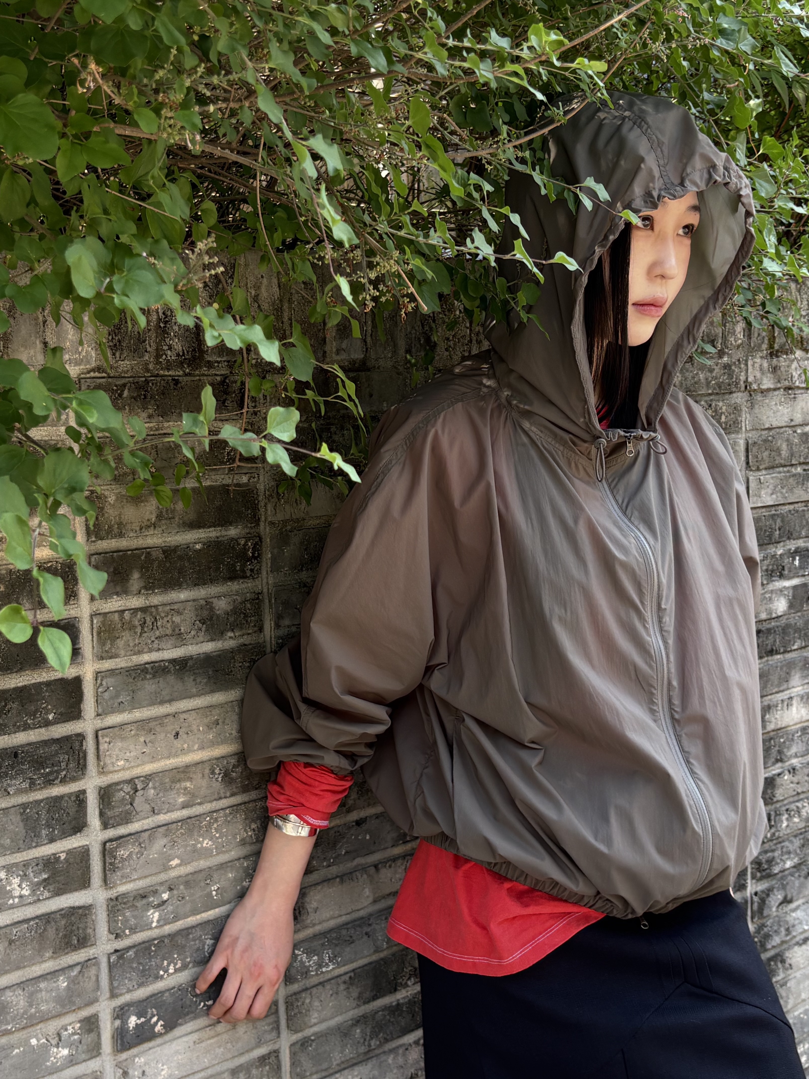 Edward Cuming Women Long Cum Tee Red - 25FW, [KREAM 단독] Folk/N Feather Bangle Silver - 26SS 착용 스타일 - 4