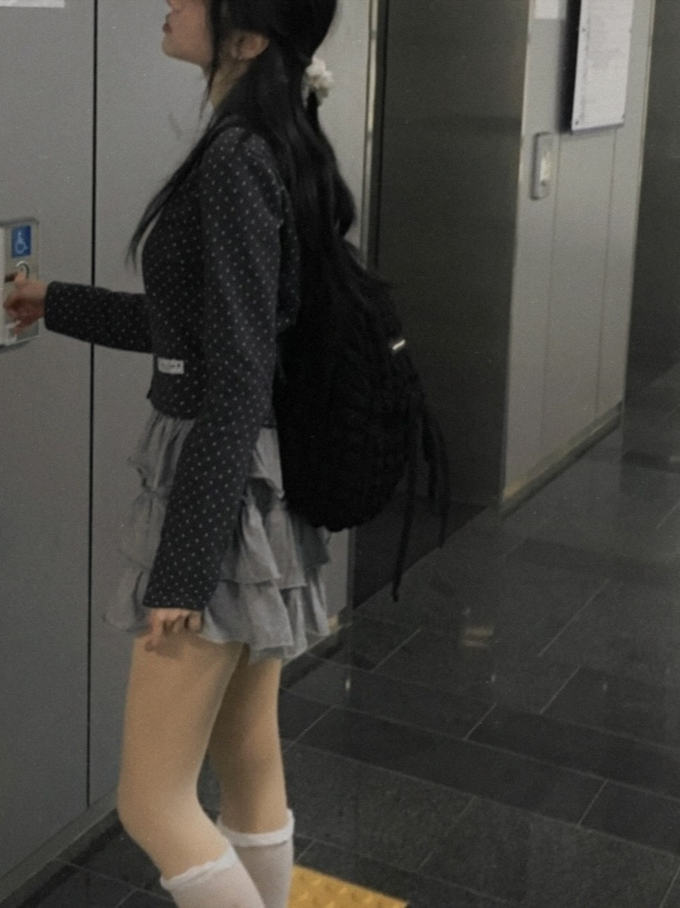 Rosefrantz Dot Button Point Cardigan [Charcoal] 착용 스타일 - 1