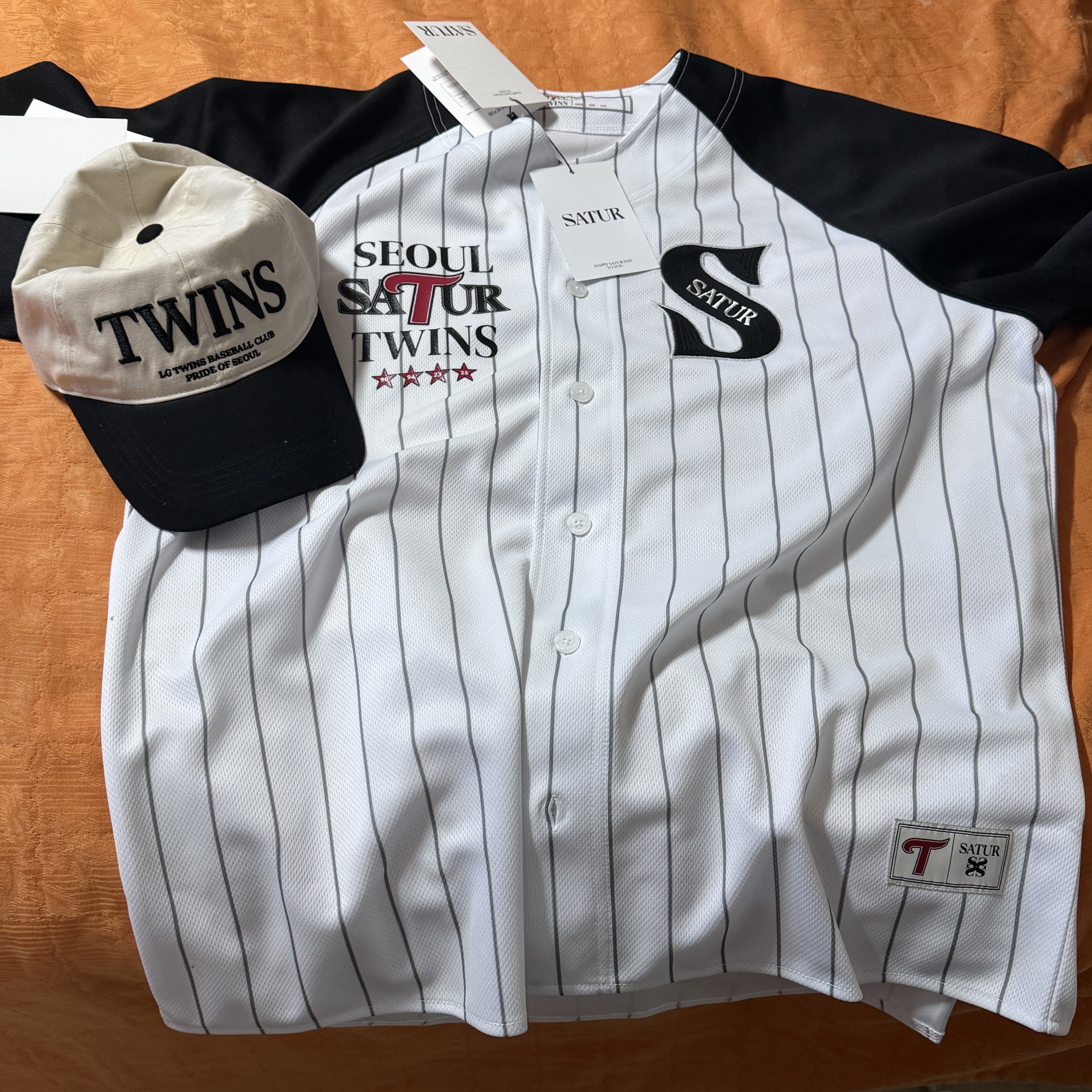 SATUR X LG TWINS Ball Cap Black 착용 스타일