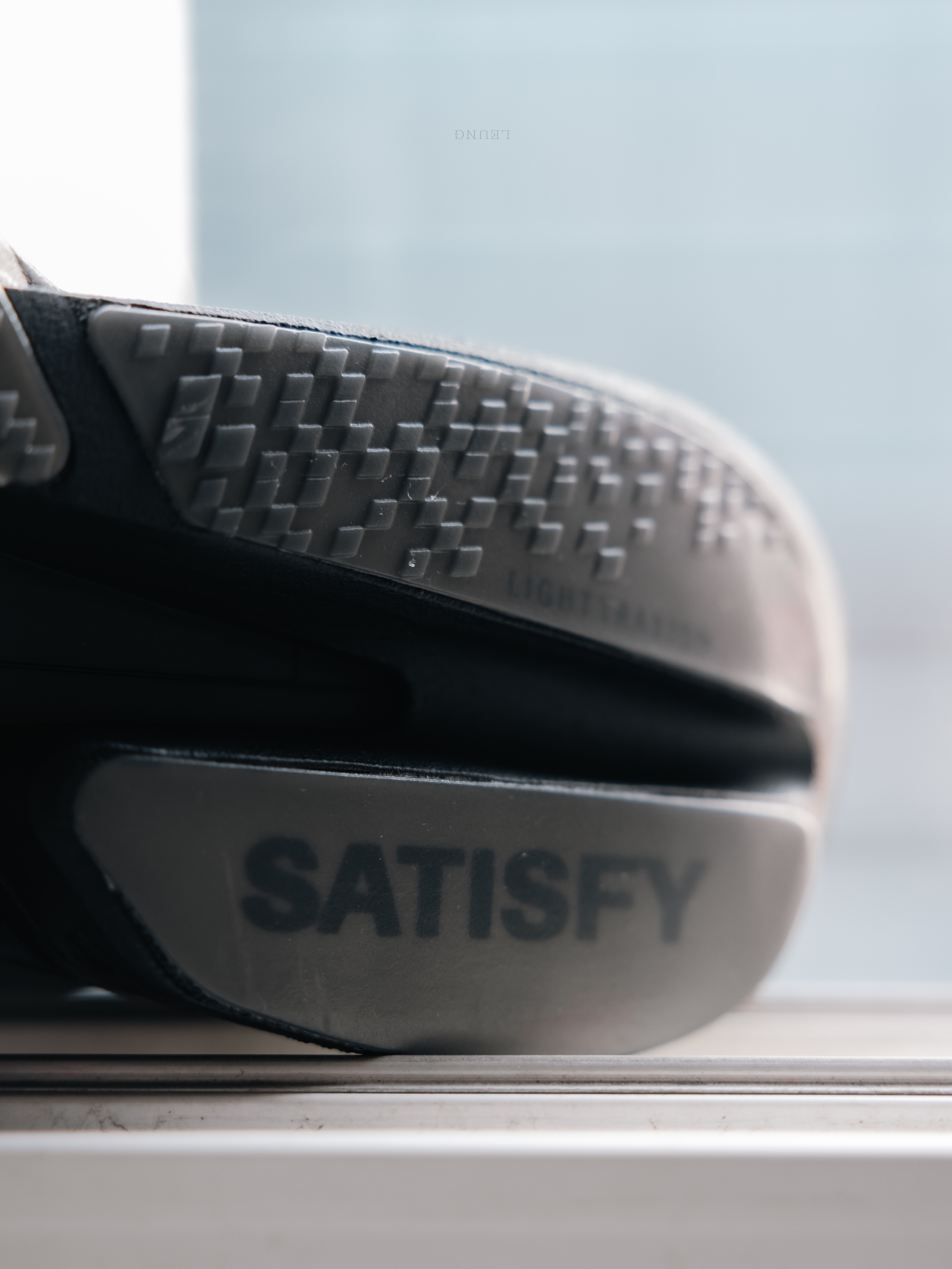 (W) Adidas x Satisfy Adizero Adios Pro 4 Core Black Night Metallic, Adidas x Satisfy Adizero Adios Pro 4 Core Black Grey Five 착용 스타일 - 3