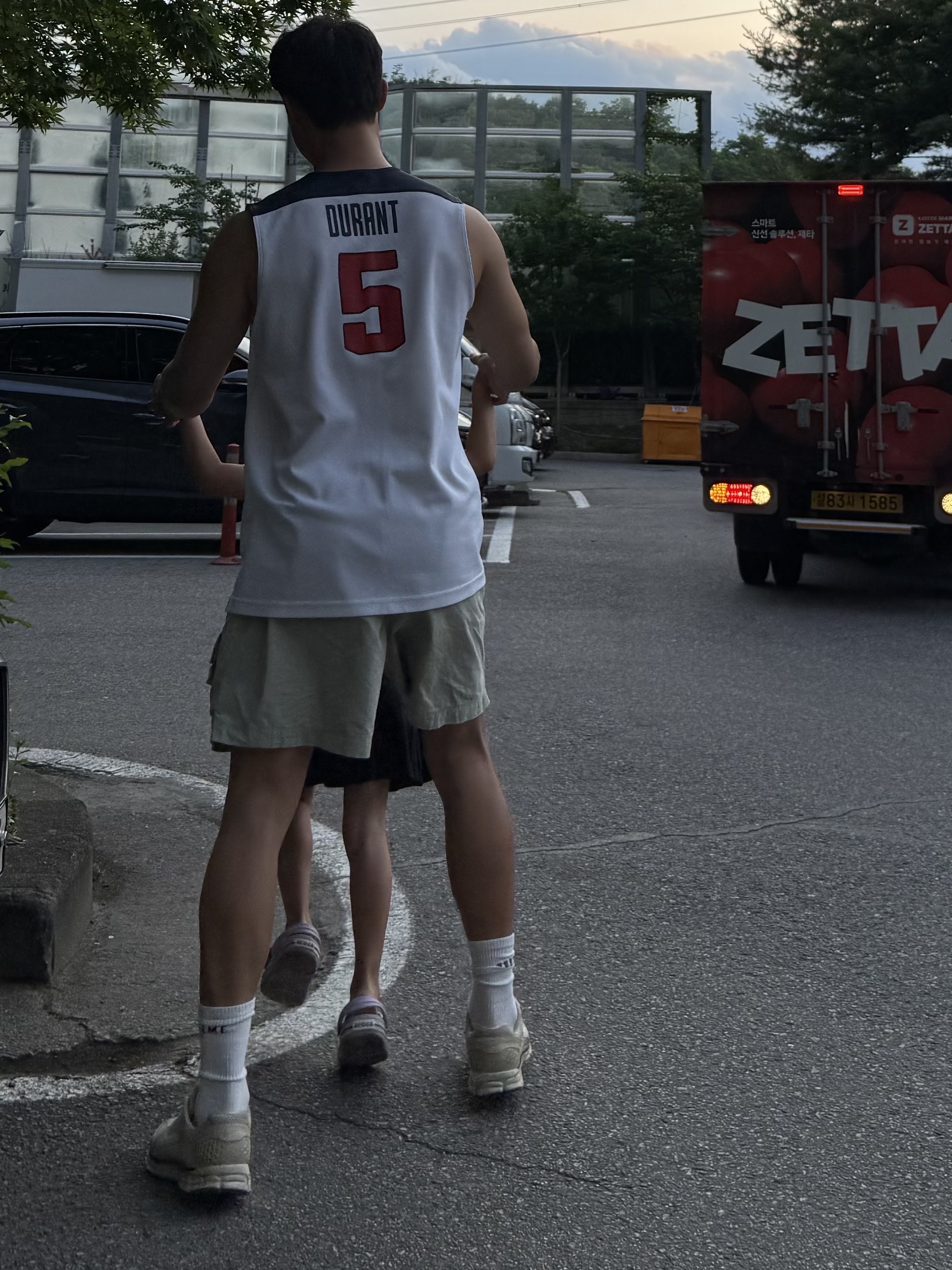 (W) Nike Zoom Vomero 5 Oatmeal 착용 스타일