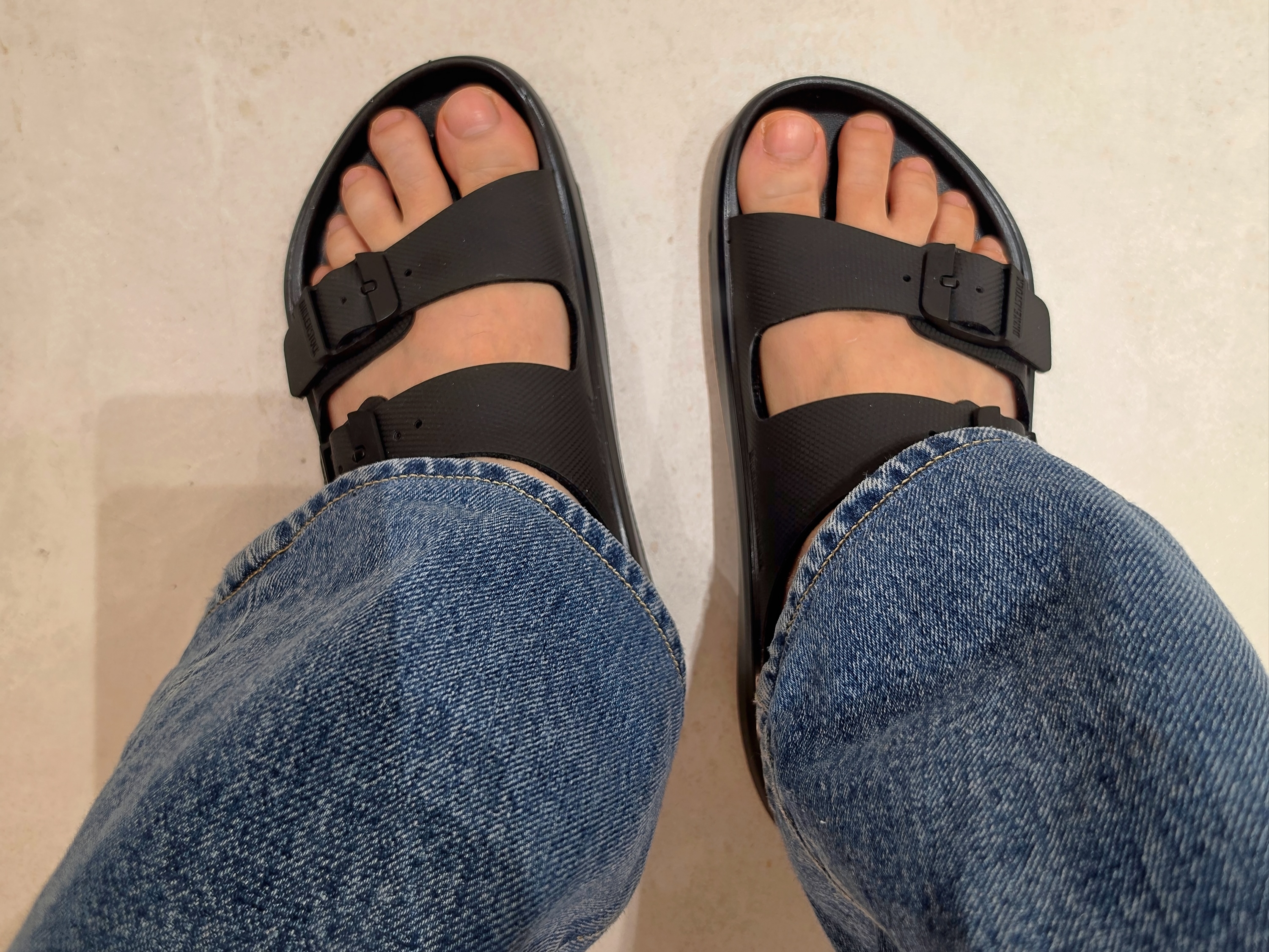 Birkenstock Mogami Terra Stealth 2 Strap Apex Black - Regular 착용 스타일 - 1