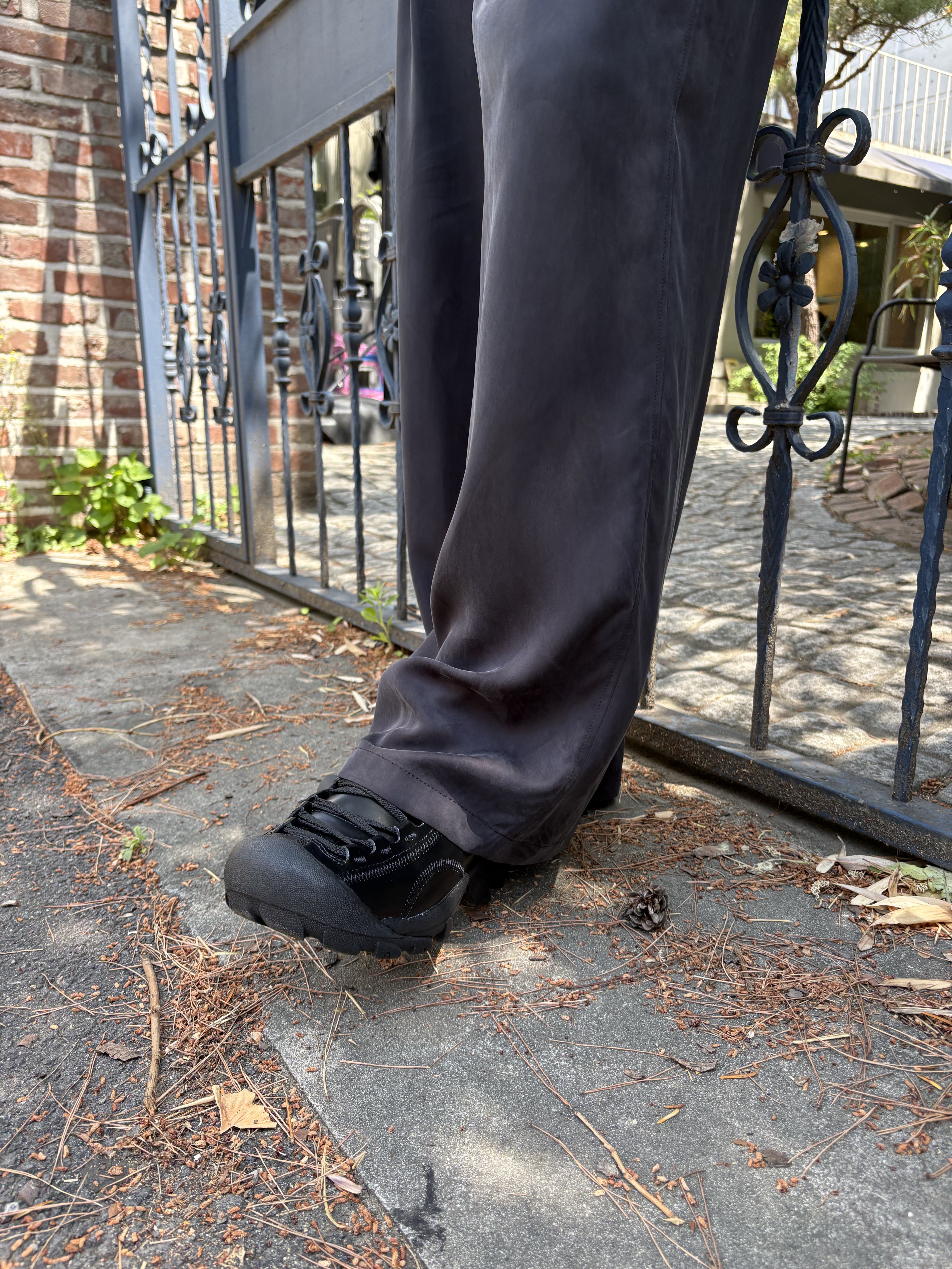 Phileo x Keen Men Targhee Black - 26SS, Amomento Men's Cupro Two Tuck Wide Pants Black - 26SS 착용 스타일 - 3