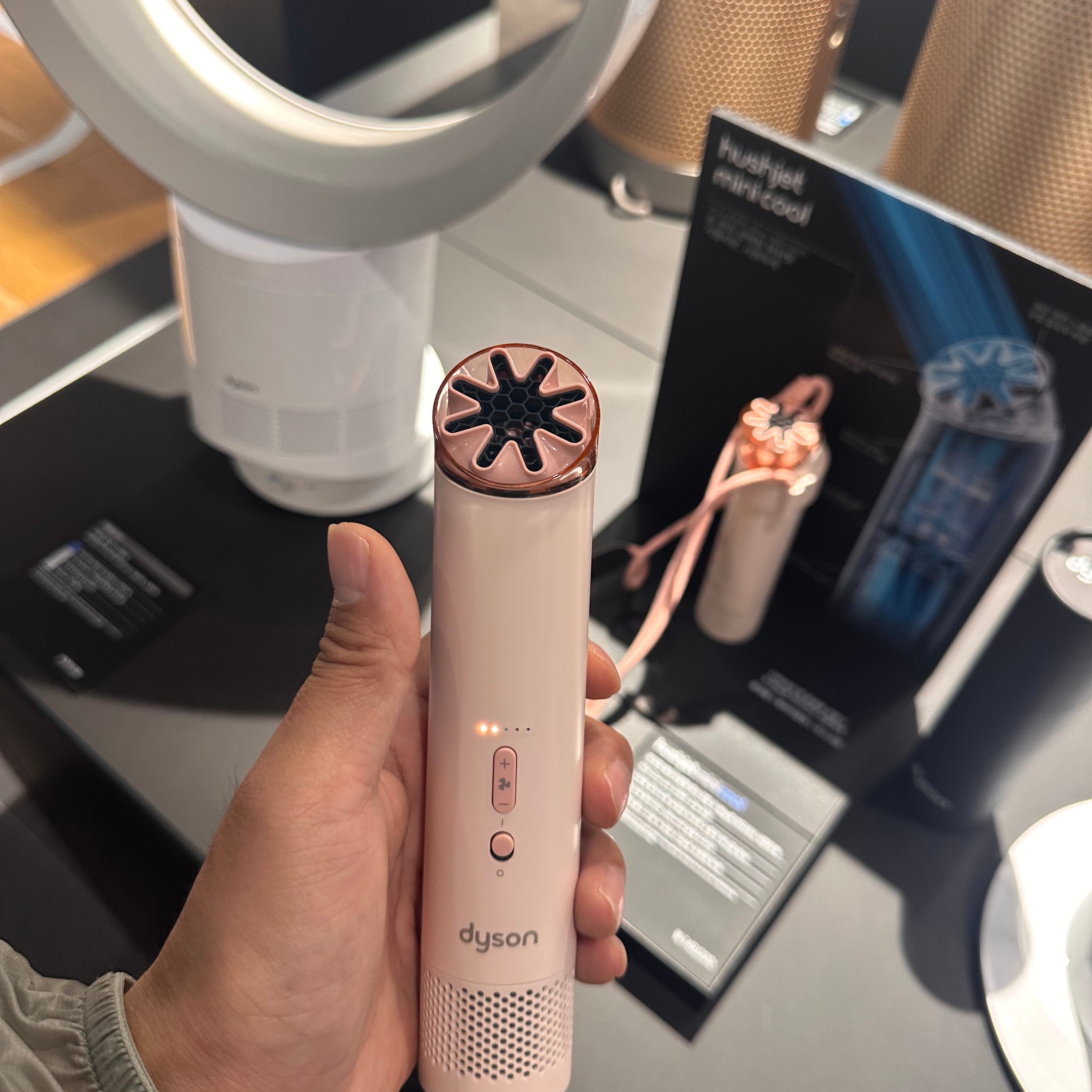 Dyson Hushjet Mini Cool Fan Stone Blush (Korean Ver.) 착용 스타일