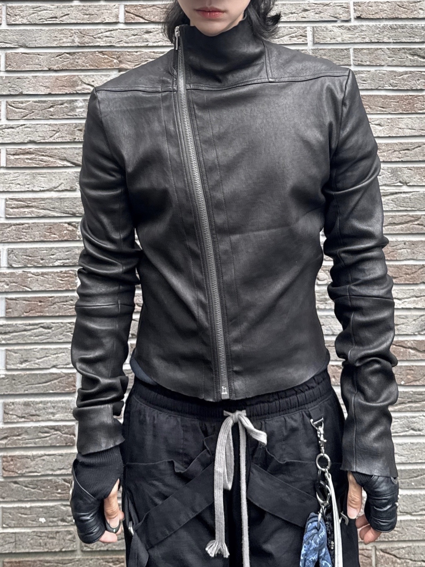 Wapworks Wide Safety Cargo Pants Black, Rick Owens Hollywood Mega Bumper Geobasket in Full Grain Calf Leather Black Milk 착용 스타일 - 3