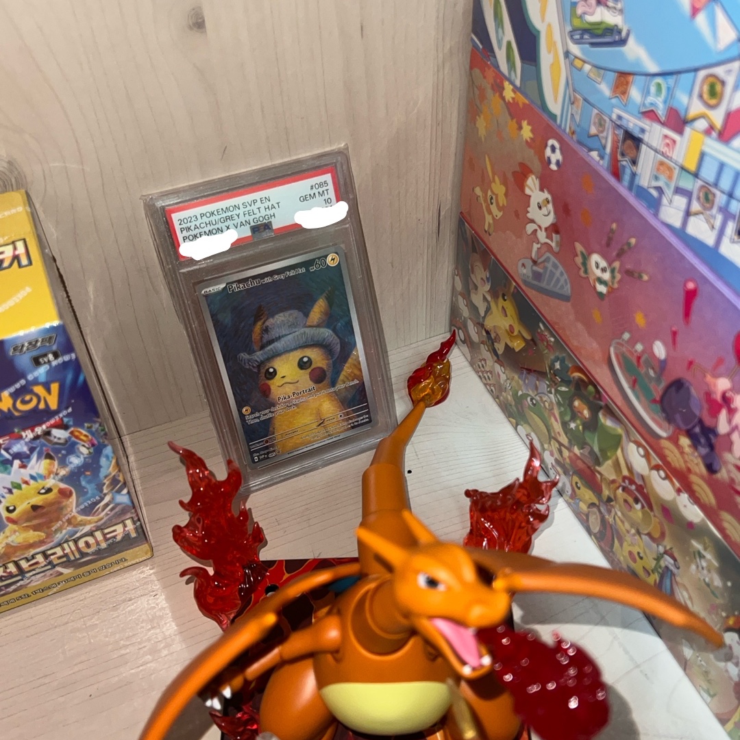 Pokemon TCG x Van Gogh Museum Pikachu with Grey Felt Hat P Scarlet & Violet Promos (English Ver.), Pokemon TCG Special Box Pokemon Center Fukuoka (Japanese Ver.) 착용 스타일