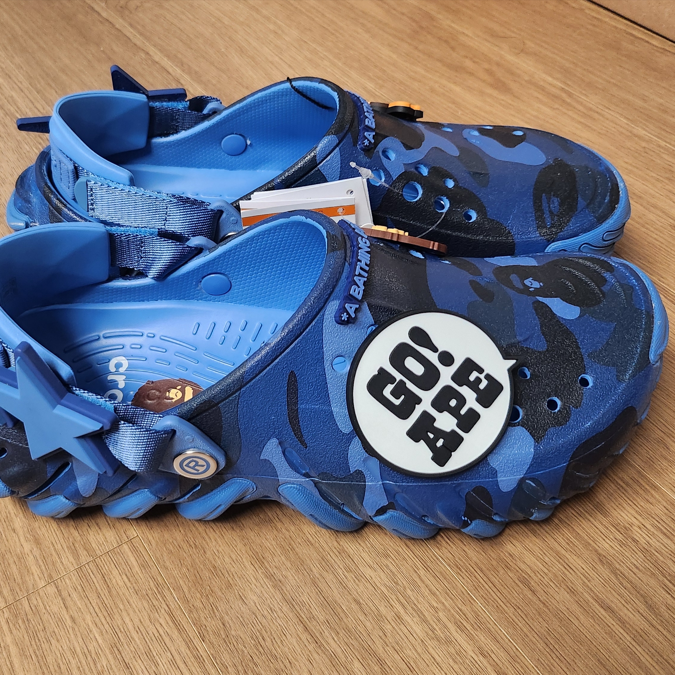 Crocs x BAPE Echo RO Clog Navy 착용 스타일 - 2