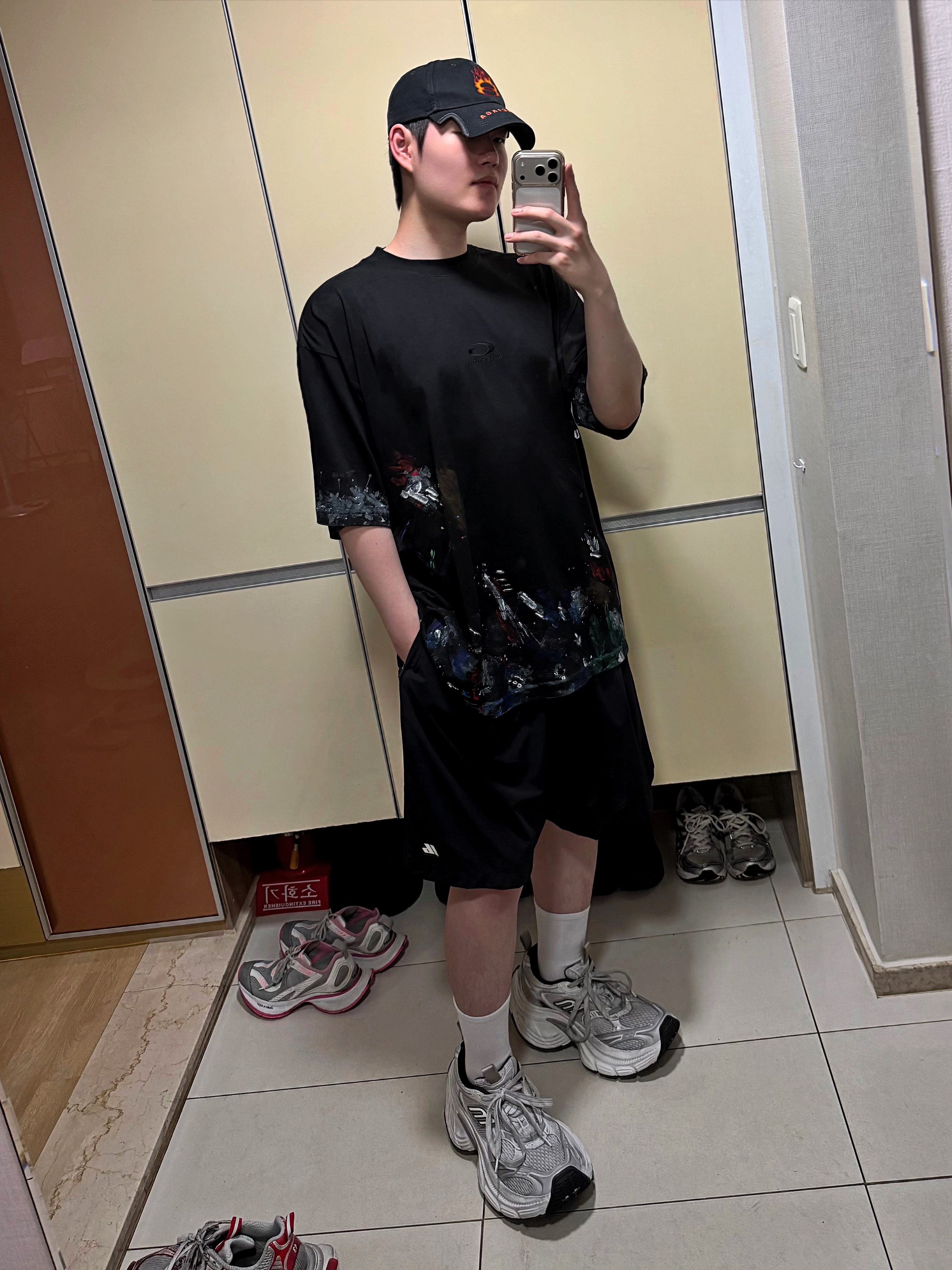 Balenciaga Burning Unity Cap Black Orange, Balenciaga Activewear Stretch Shorts Black 착용 스타일 - 1