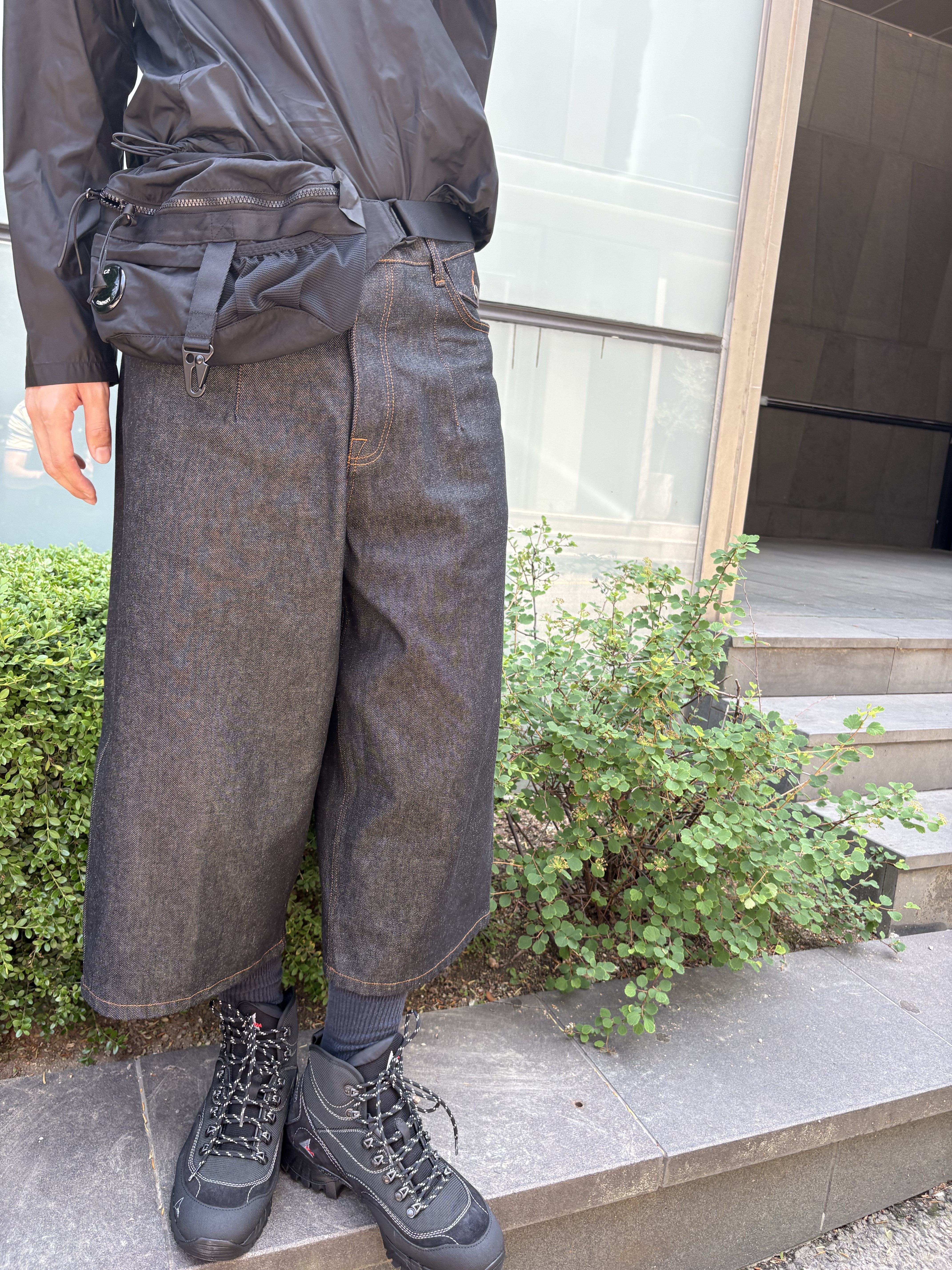 Walk In Paris Raw Denim Balloon Shorts Noir - 26SS 착용 스타일 - 2