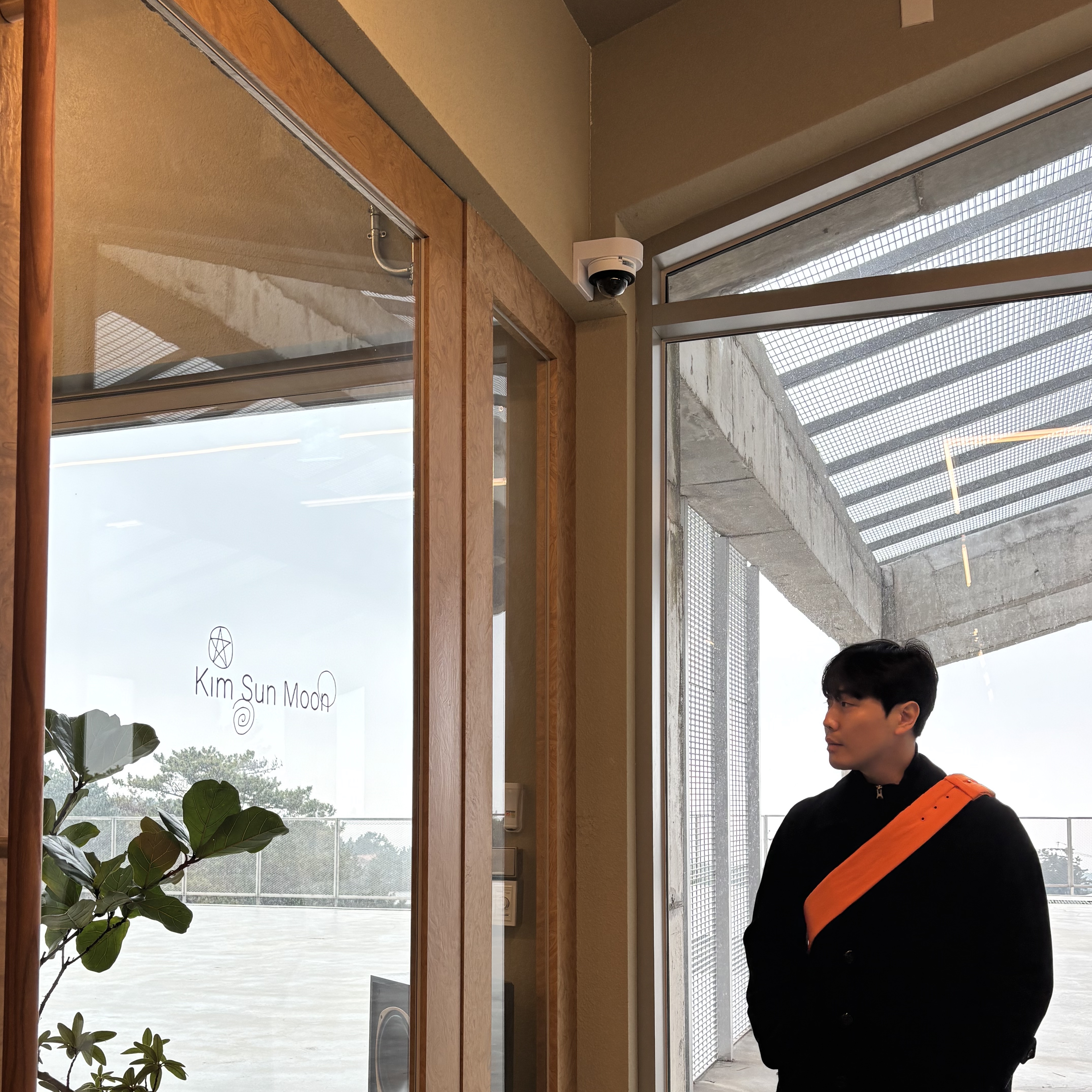Bottega Veneta Small Padded Tech Cassette Papaya, Matin Kim Spell Point Stripe Knit Cardigan Black 착용 스타일 - 2