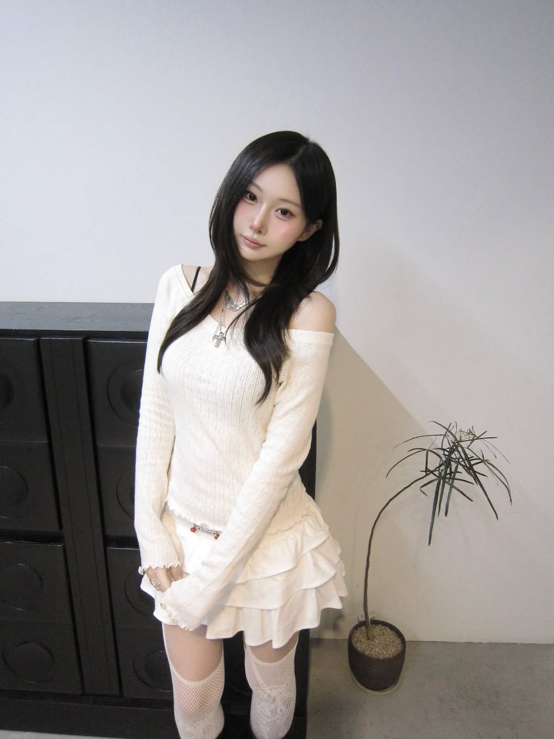 Rosefrantz Lace Label V-Neck Long Sleeve [Ivory], Rosefrantz Rose Cancan Mini Skirt [White] 착용 스타일 - 1