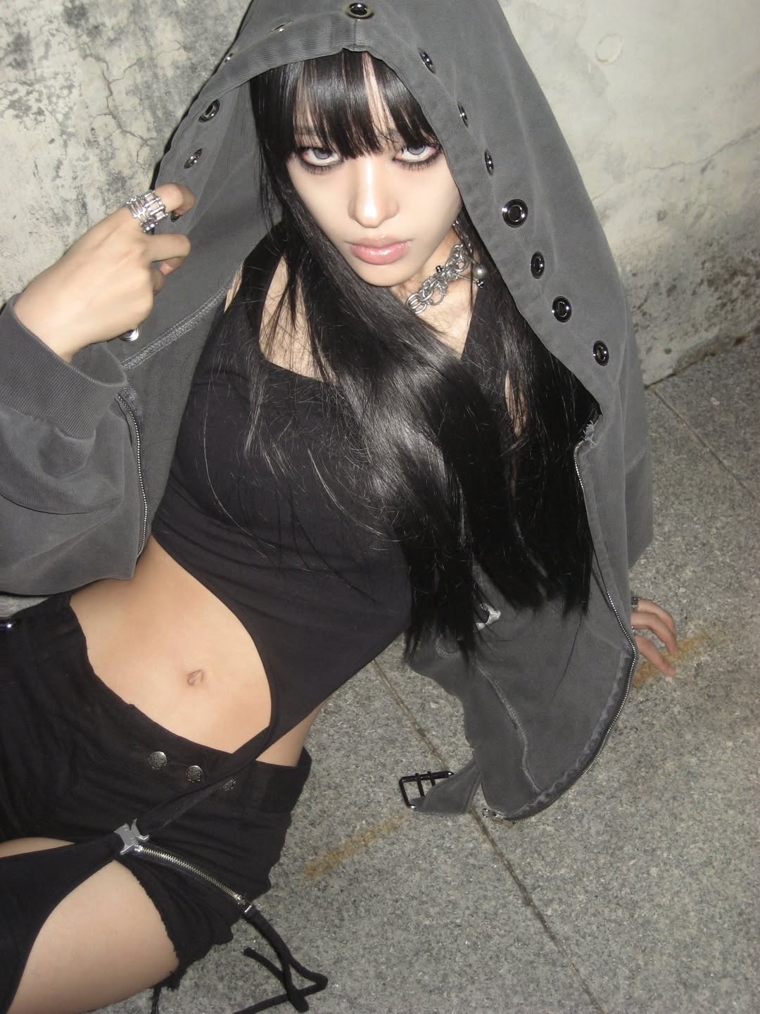 VOONT Cut Out Garter Sleeveless (BLACK), VOONT Eyelet Belt Hood Zip-up (CHARCOAL) 착용 스타일 - 2
