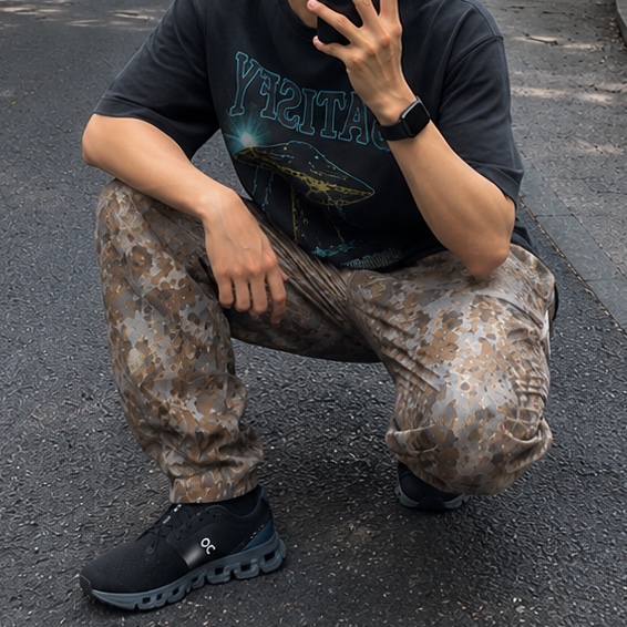 On Running Cloud X 4 Black Chambray, Satisfy Space‑O Jogger Pants Camo 착용 스타일