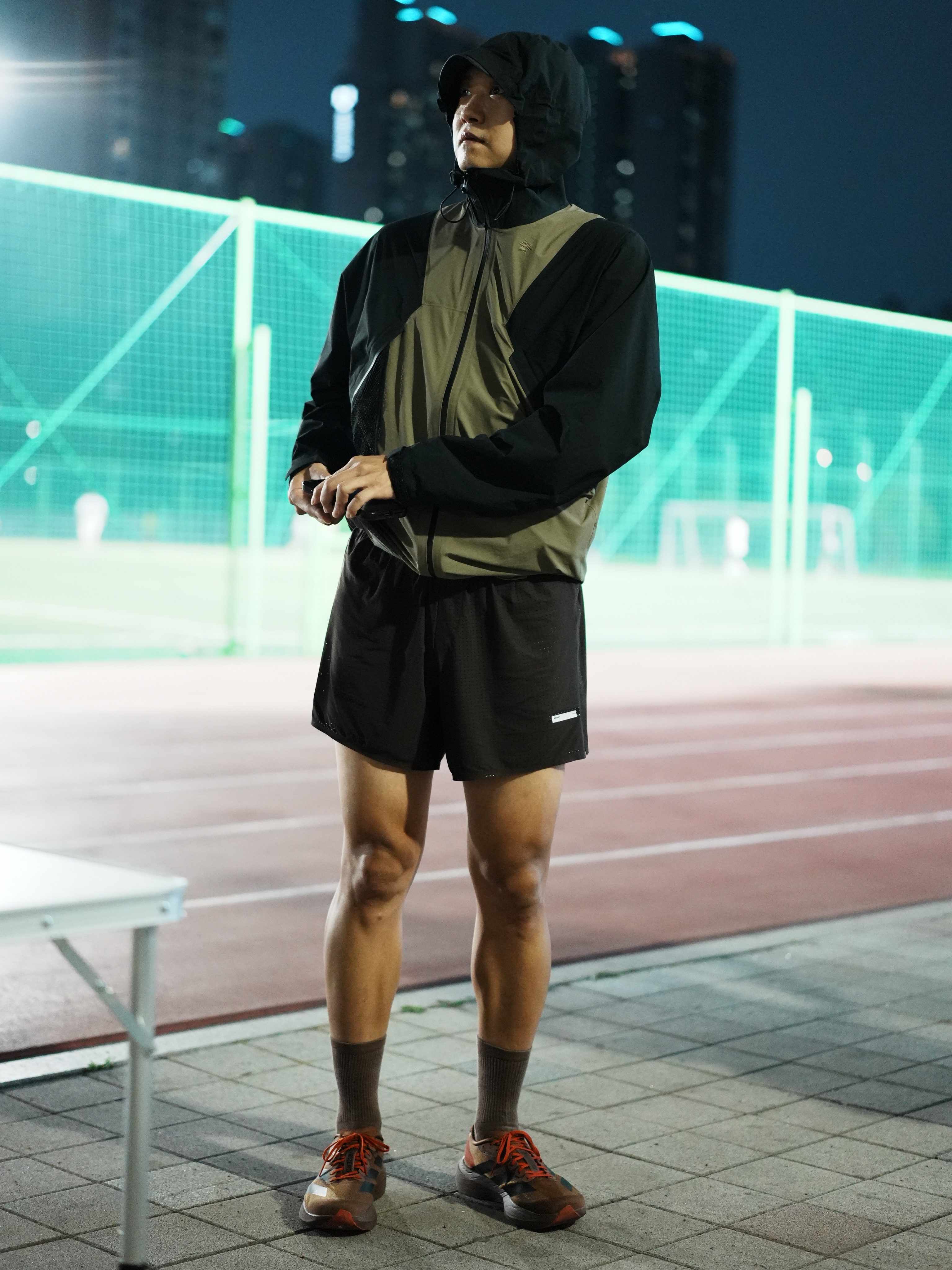 On Running x Post Archive Faction (Paf) Cloudmonster 2 Vapor Frost, Optimistic Runners Glossy Ripstop Shorts Light Grey 착용 스타일 - 8