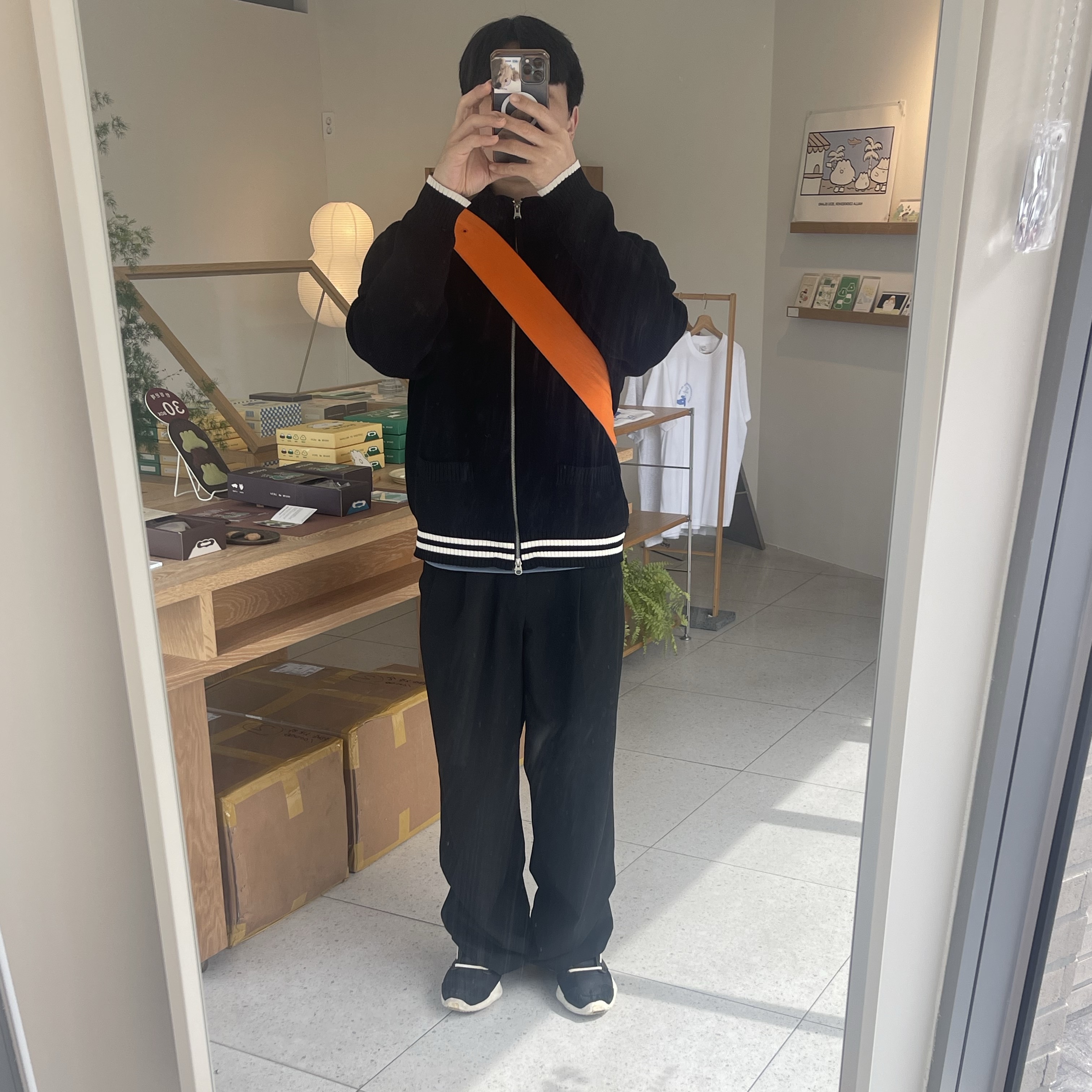 Bottega Veneta Small Padded Tech Cassette Papaya, Matin Kim Spell Point Stripe Knit Cardigan Black 착용 스타일 - 3