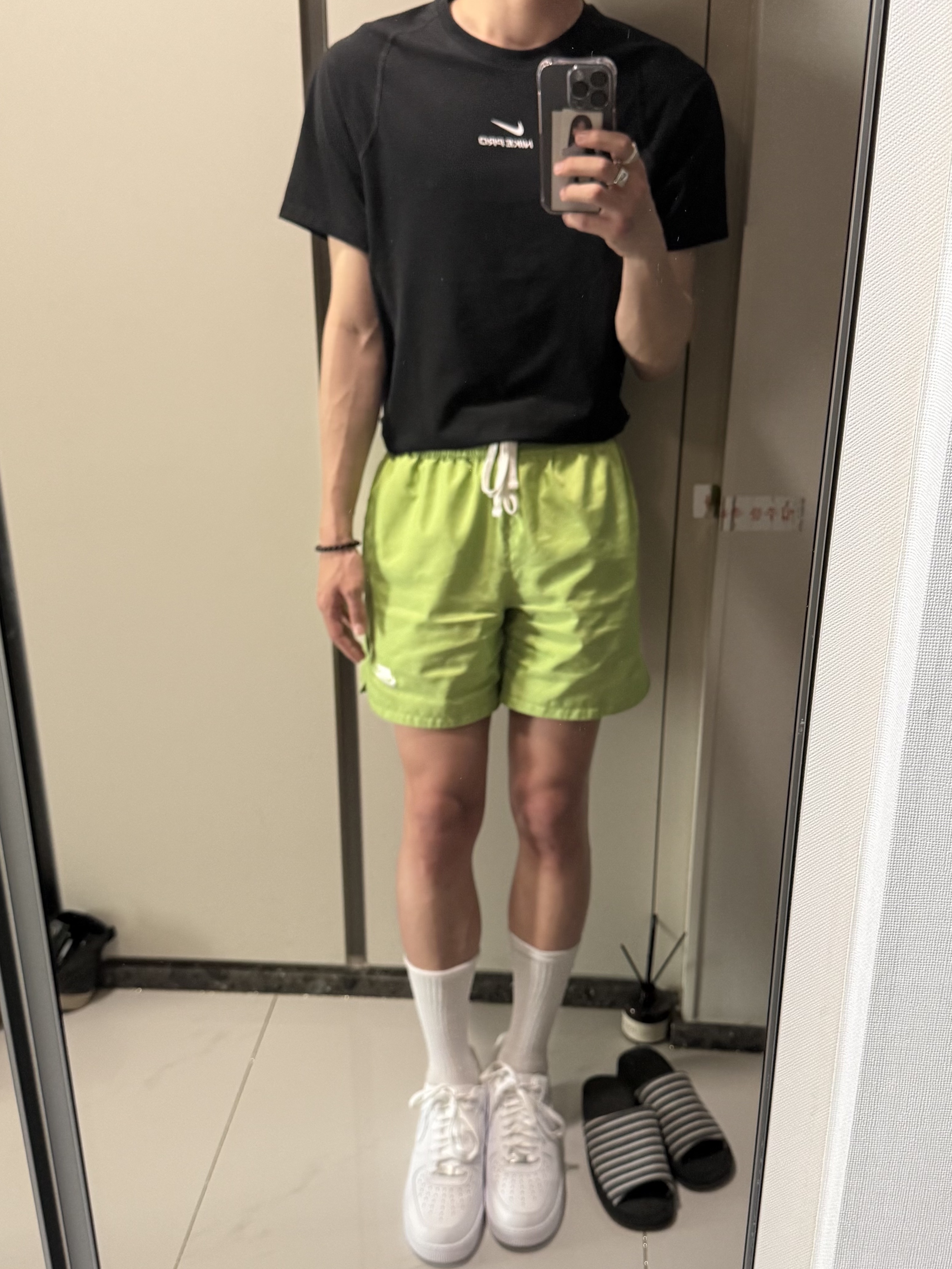 Nike NSW Woven Lined Flow Shorts Vivid Green - Asia, Nike Pro Training Dri-Fit Short Sleeve Top Black White - Asia 착용 스타일 - 1