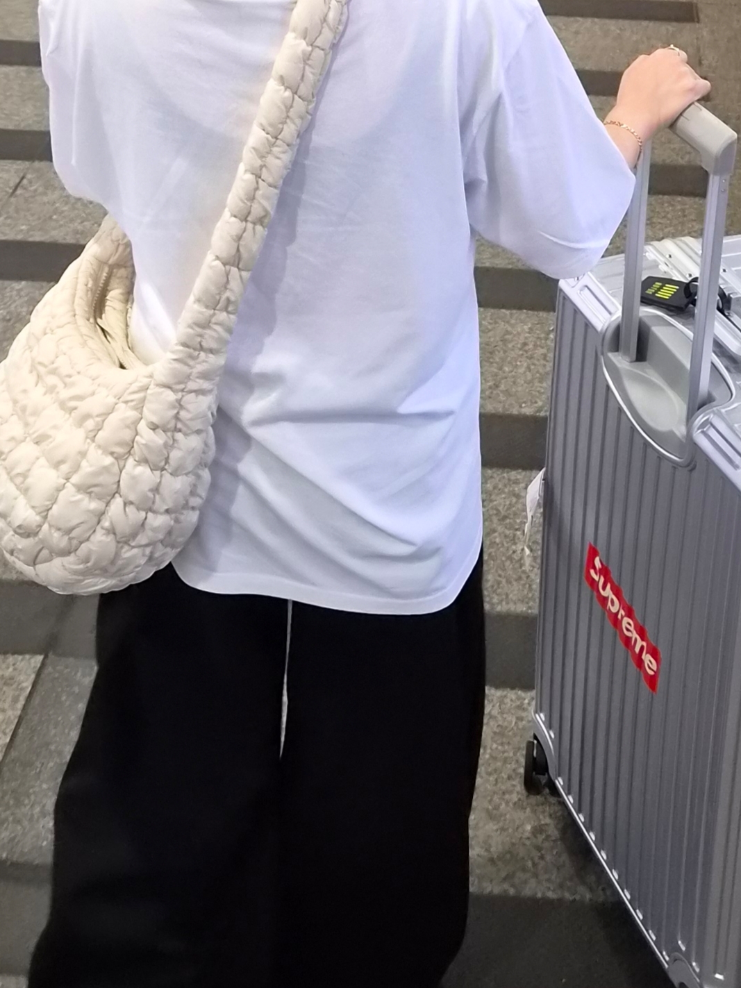 COS Quilted Messenger Bag Beige, Supreme Washed Chino Twill Camp Cap Black 착용 스타일 - 1