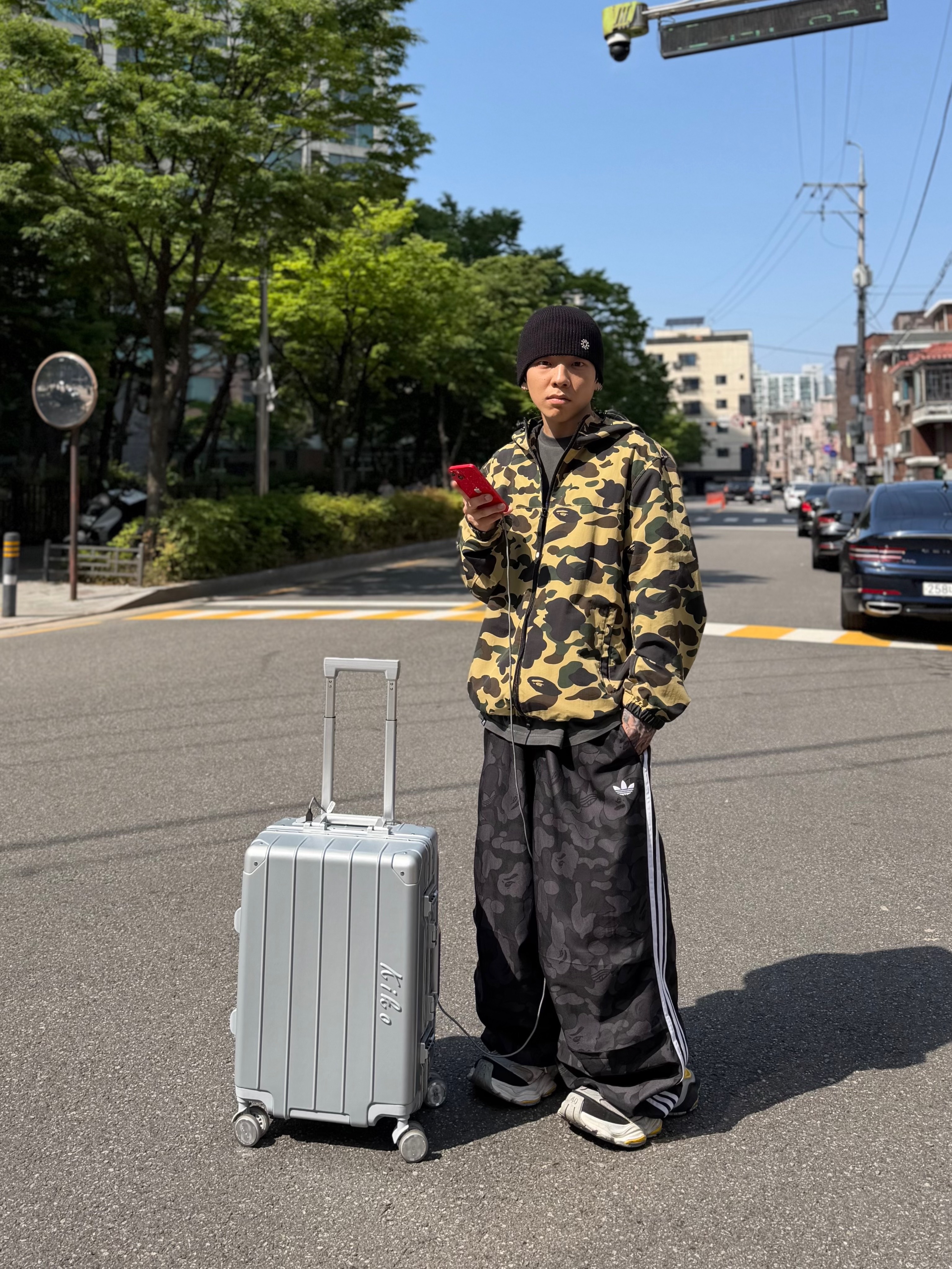 Adidas x BAPE Jacquard Pants Black - KR Sizing, Balenciaga Cargo Sneakers White Grey Orange Blue 착용 스타일 - 2