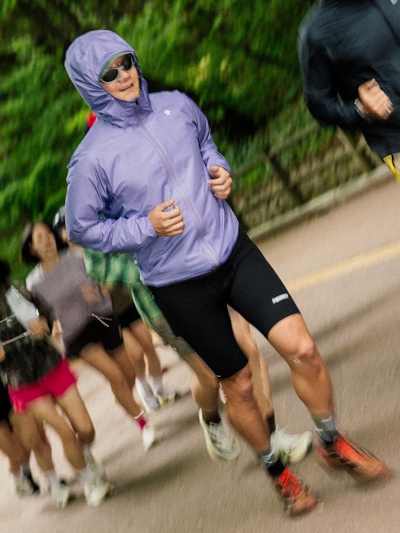 On Running x Post Archive Faction (Paf) Cloudmonster 2 Vapor Frost, Optimistic Runners Glossy Ripstop Shorts Light Grey 착용 스타일 - 4