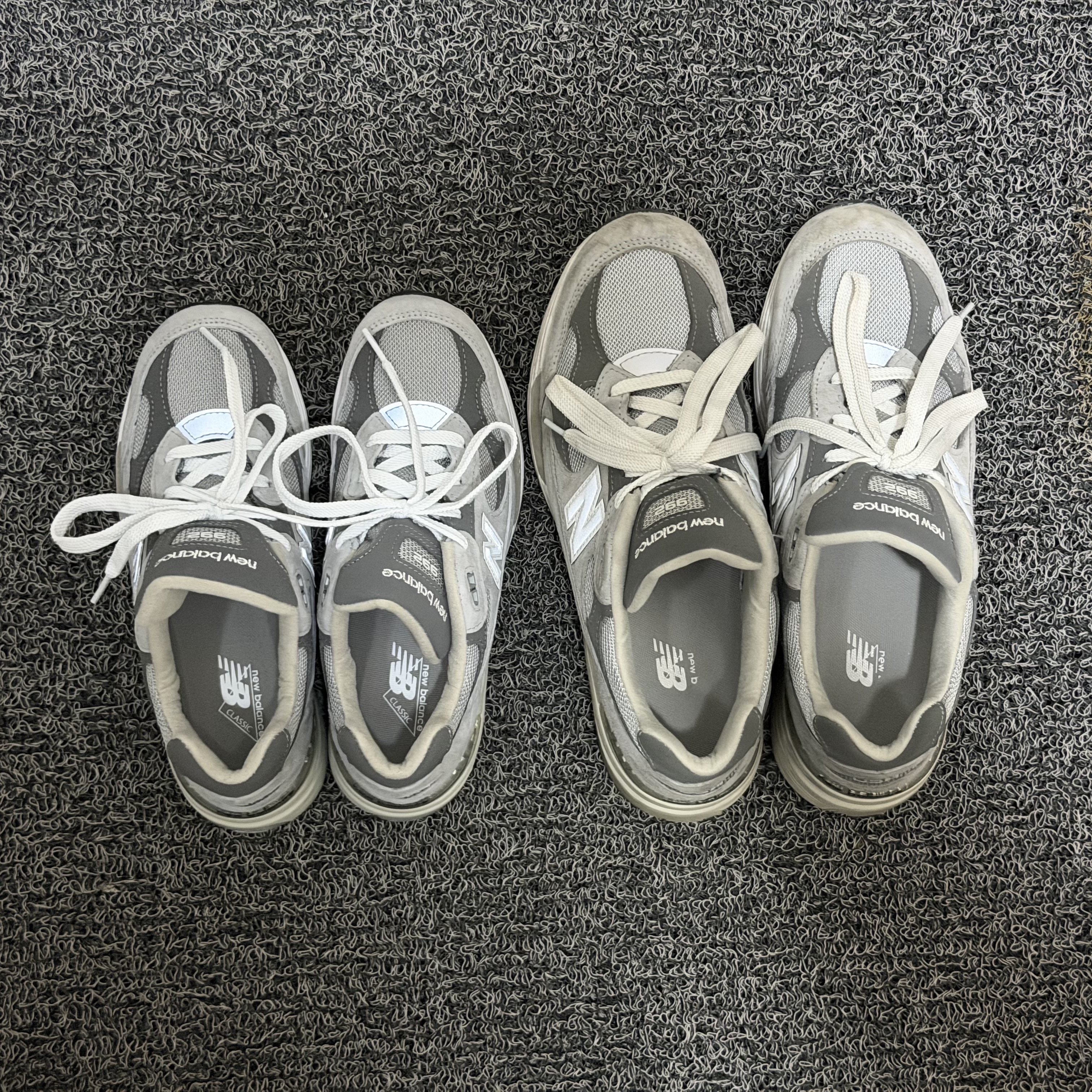 New Balance 992 Made in USA Core Grey Silver Metallic 착용 스타일 - 1