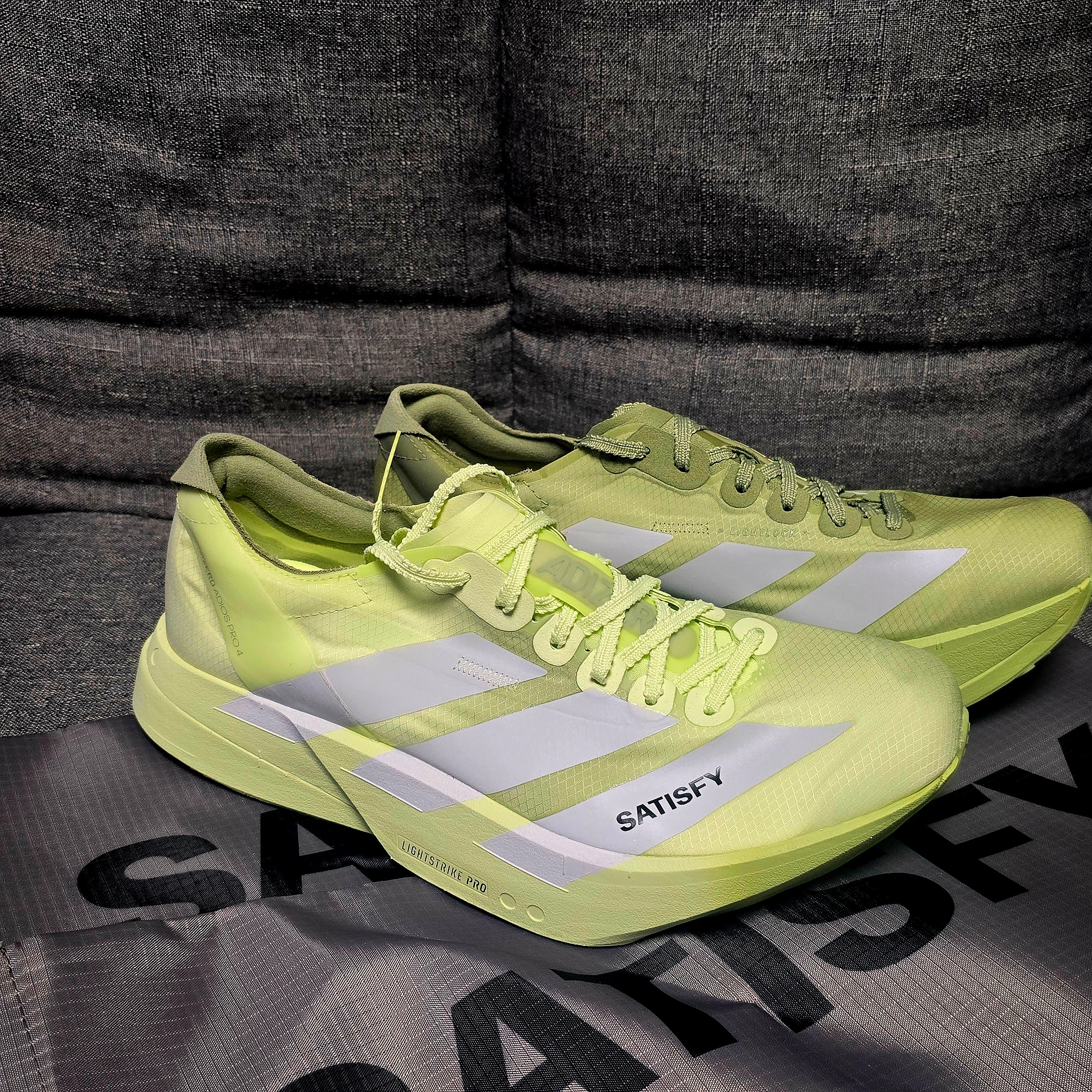 Adidas x Satisfy Adizero Adios Pro 4 Tent Green Matte Silver 착용 스타일 - 2