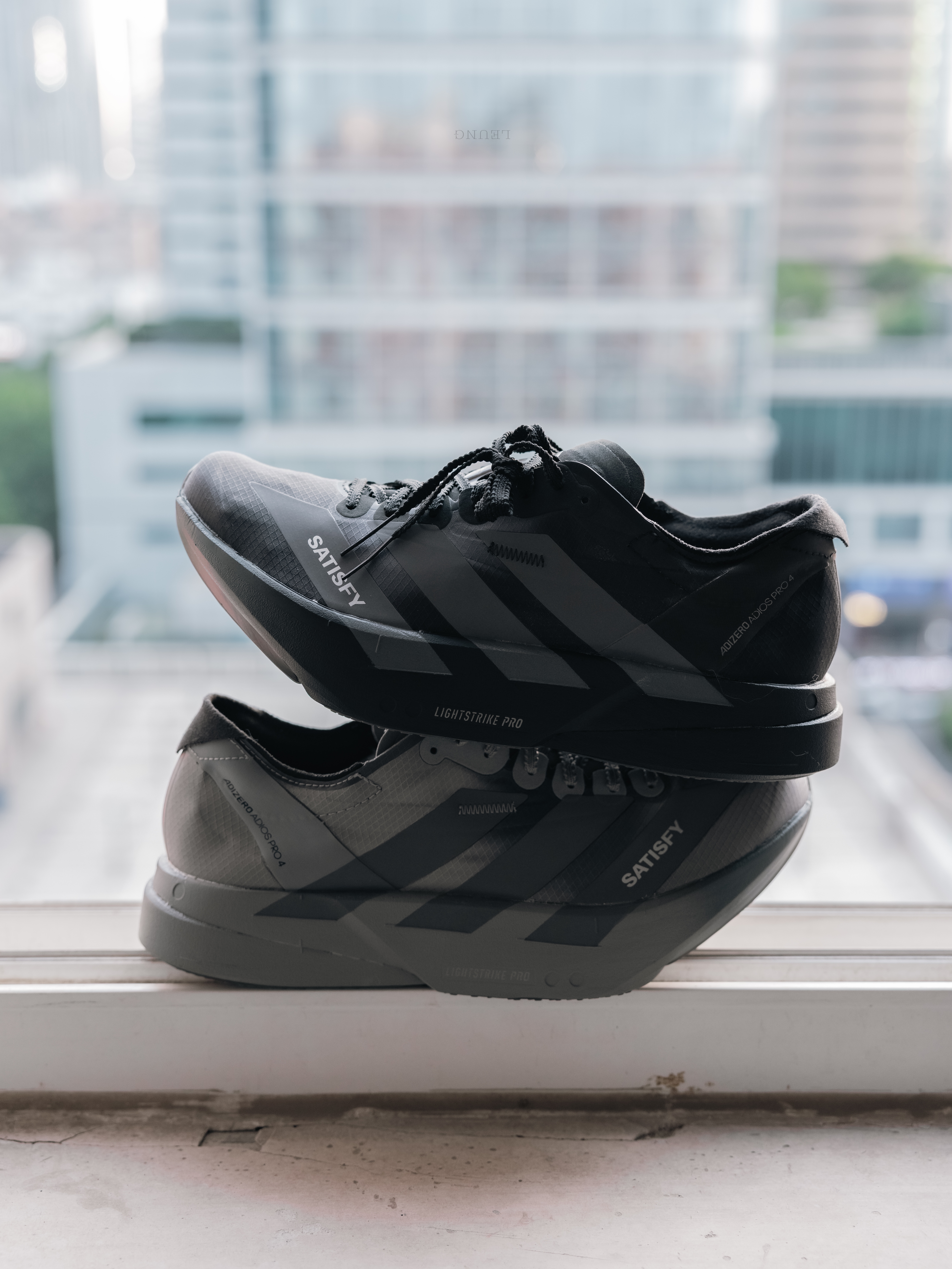 (W) Adidas x Satisfy Adizero Adios Pro 4 Core Black Night Metallic, Adidas x Satisfy Adizero Adios Pro 4 Core Black Grey Five 착용 스타일 - 4