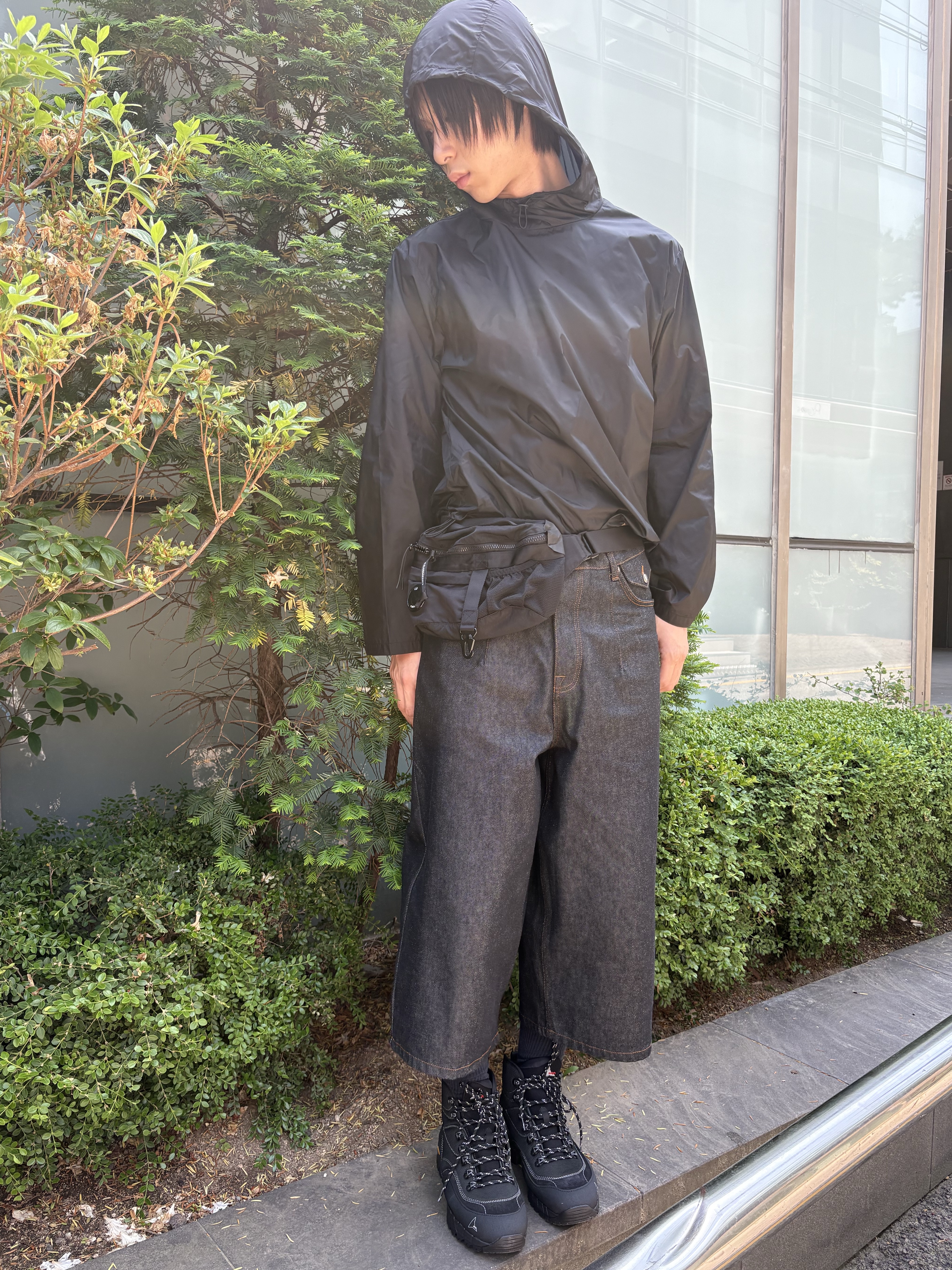Amomento Sheer Hoodie Anorak Black - 26SS, Walk In Paris Raw Denim Balloon Shorts Noir - 26SS 착용 스타일 - 3