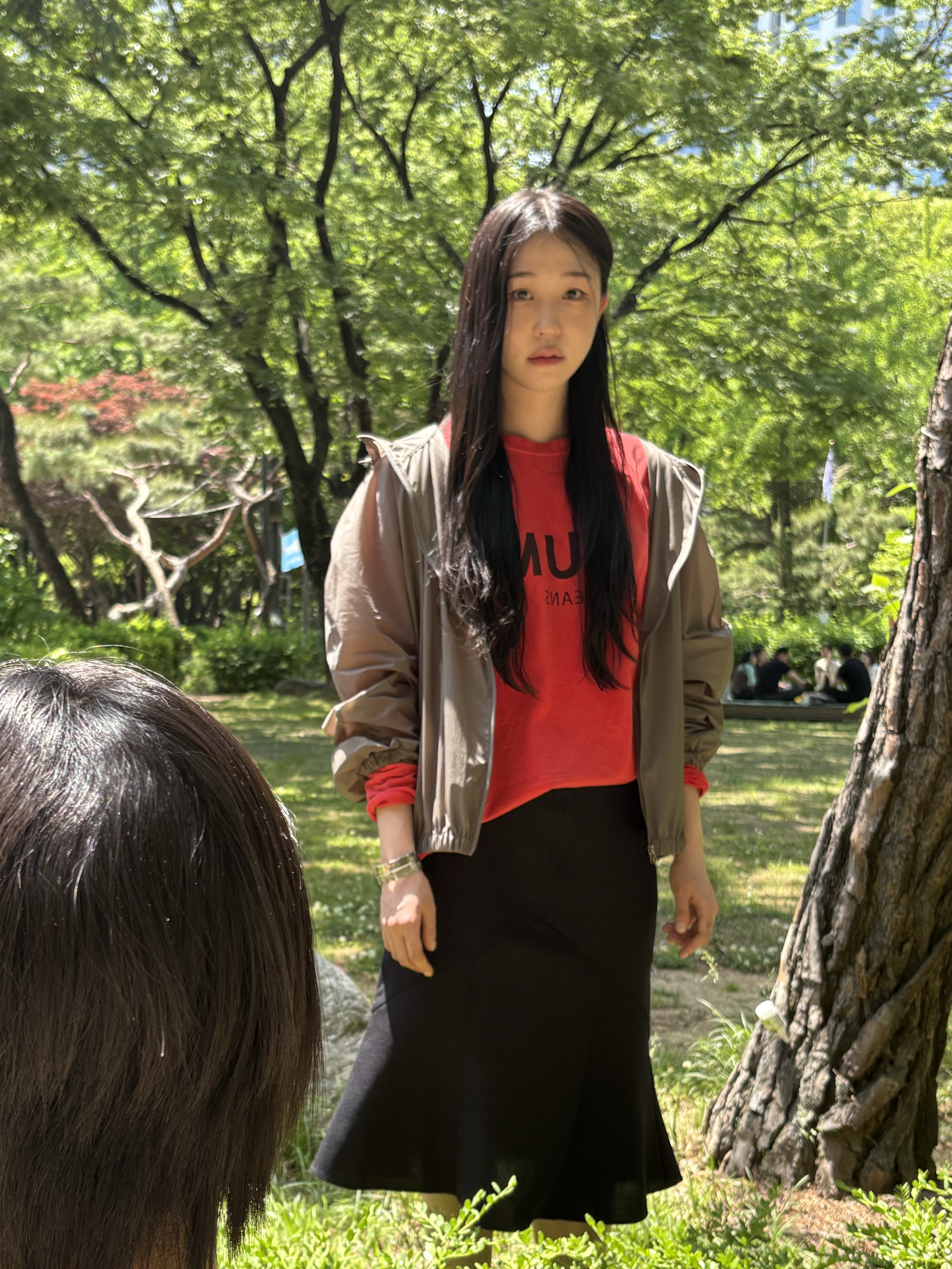 Edward Cuming Women Long Cum Tee Red - 25FW, [KREAM 단독] Folk/N Feather Bangle Silver - 26SS 착용 스타일 - 1