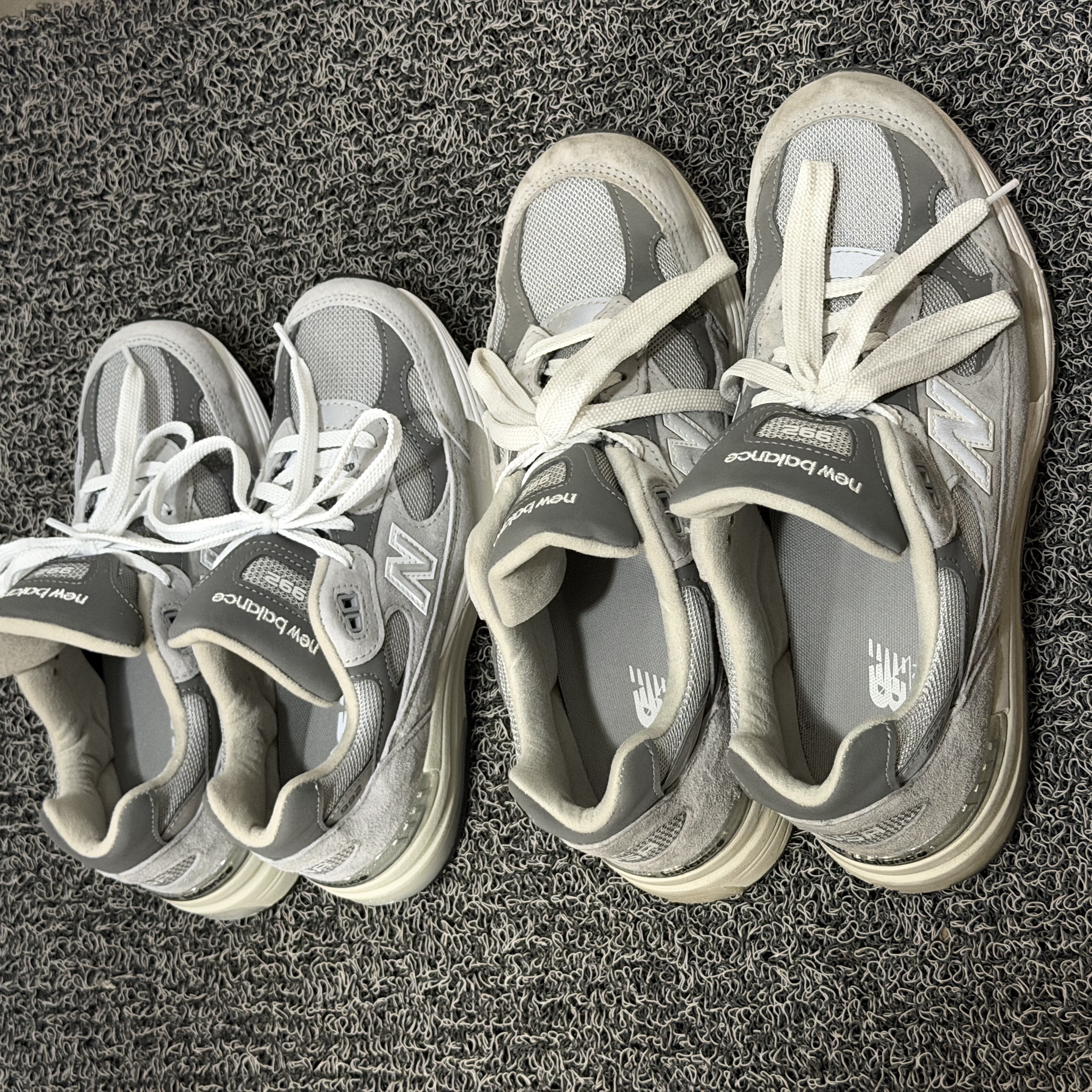 New Balance 992 Made in USA Core Grey Silver Metallic 착용 스타일 - 2