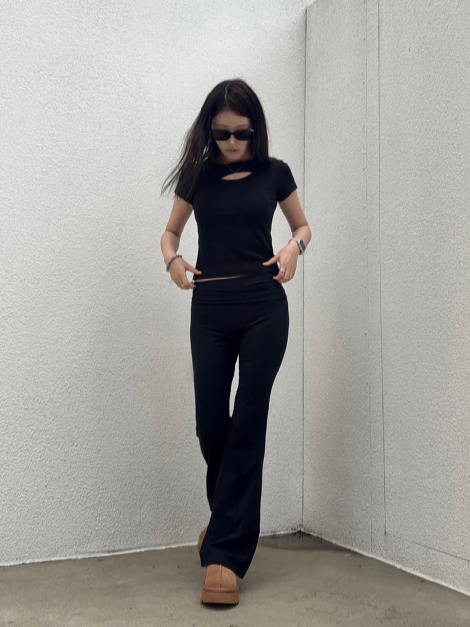 PHOS333 W Slim Fit Slit T-Shirt Black 착용 스타일 - 3
