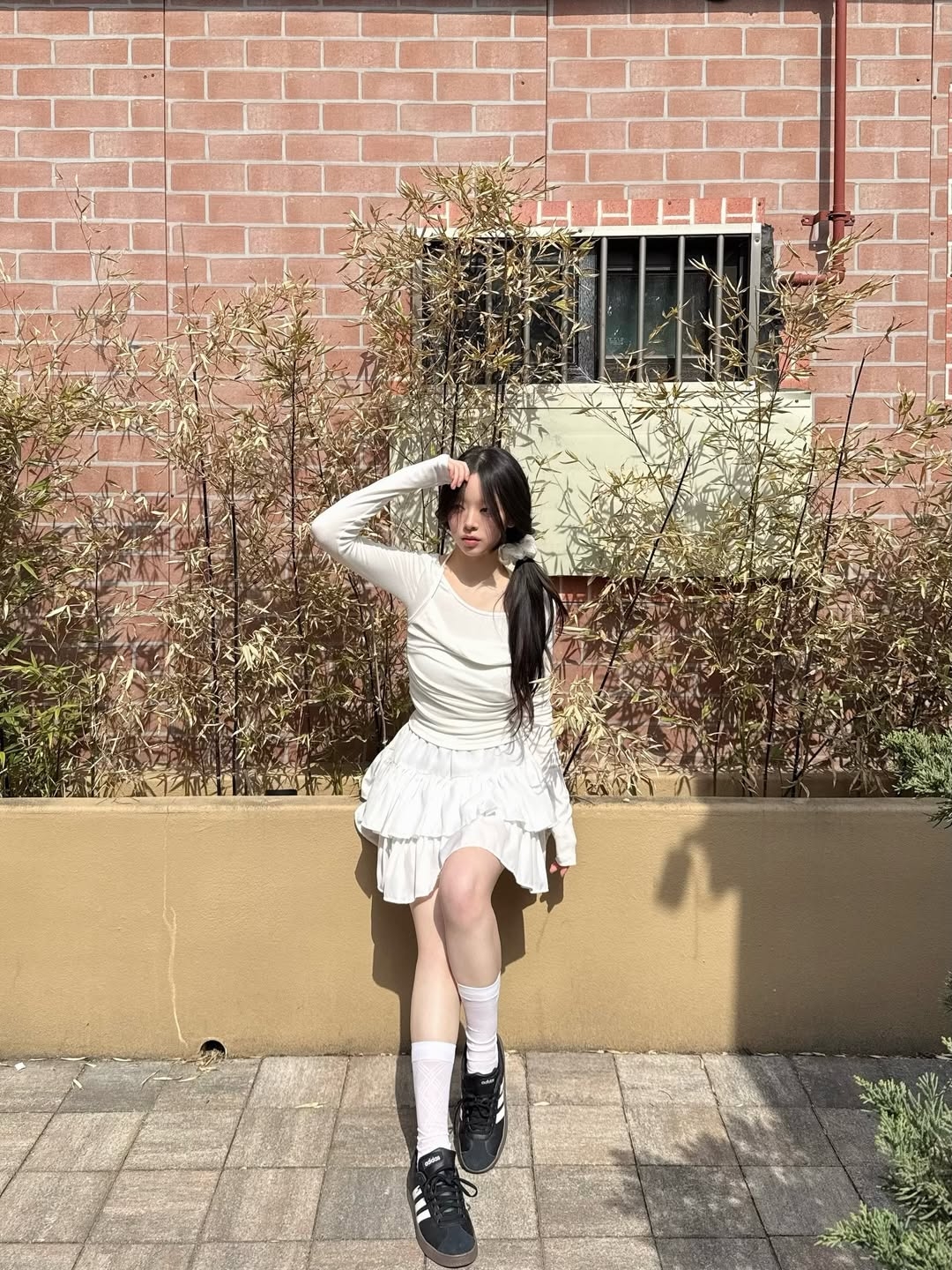 Rosefrantz Drape Layered Halter Long Sleeve [Ivory] 착용 스타일 - 1