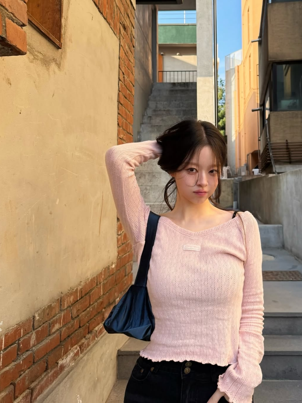 Rosefrantz Lace Label V-Neck Long Sleeve [Pink] 착용 스타일 - 1