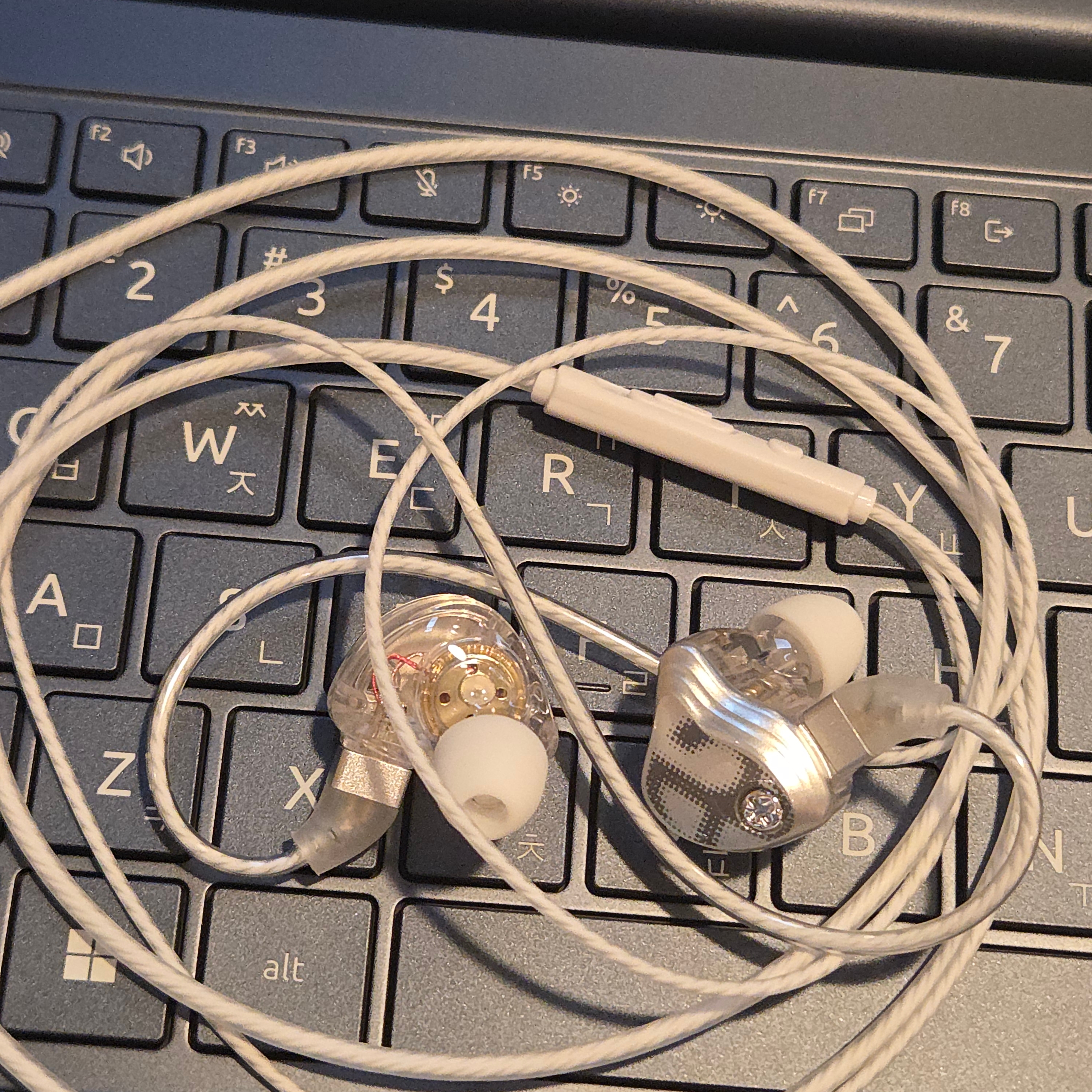NOMANUAL In-Ear Headphones, (W) Uniqlo x Cecilie Bahnsen Graphic T-Shirt Gray 착용 스타일 - 5
