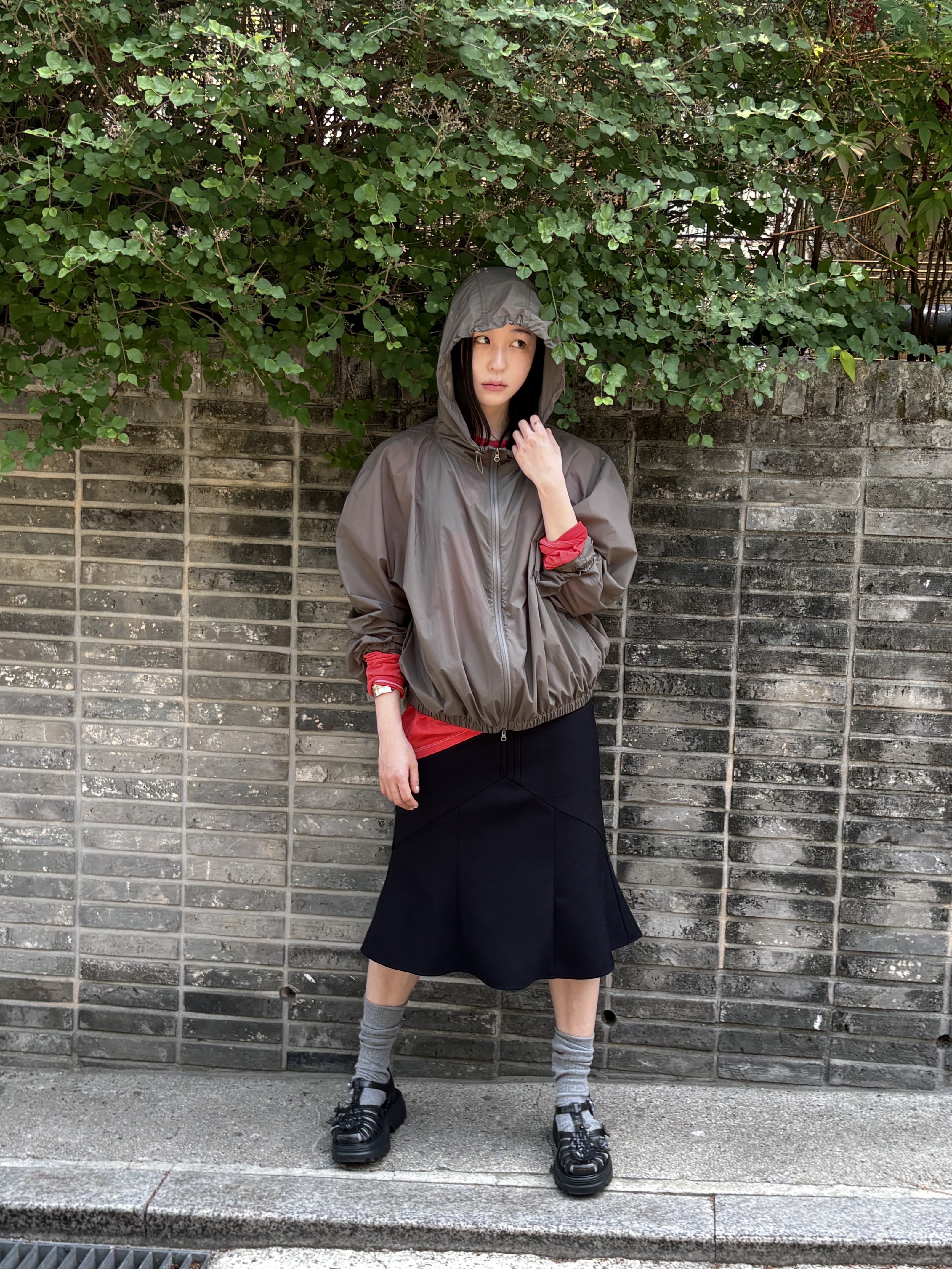 Shushu/Tong Women Flared Midi Skirt Navy Blue - 26SS, Amomento Women Nylon Raglan Hooded Jumper Khaki - 26SS 착용 스타일 - 2