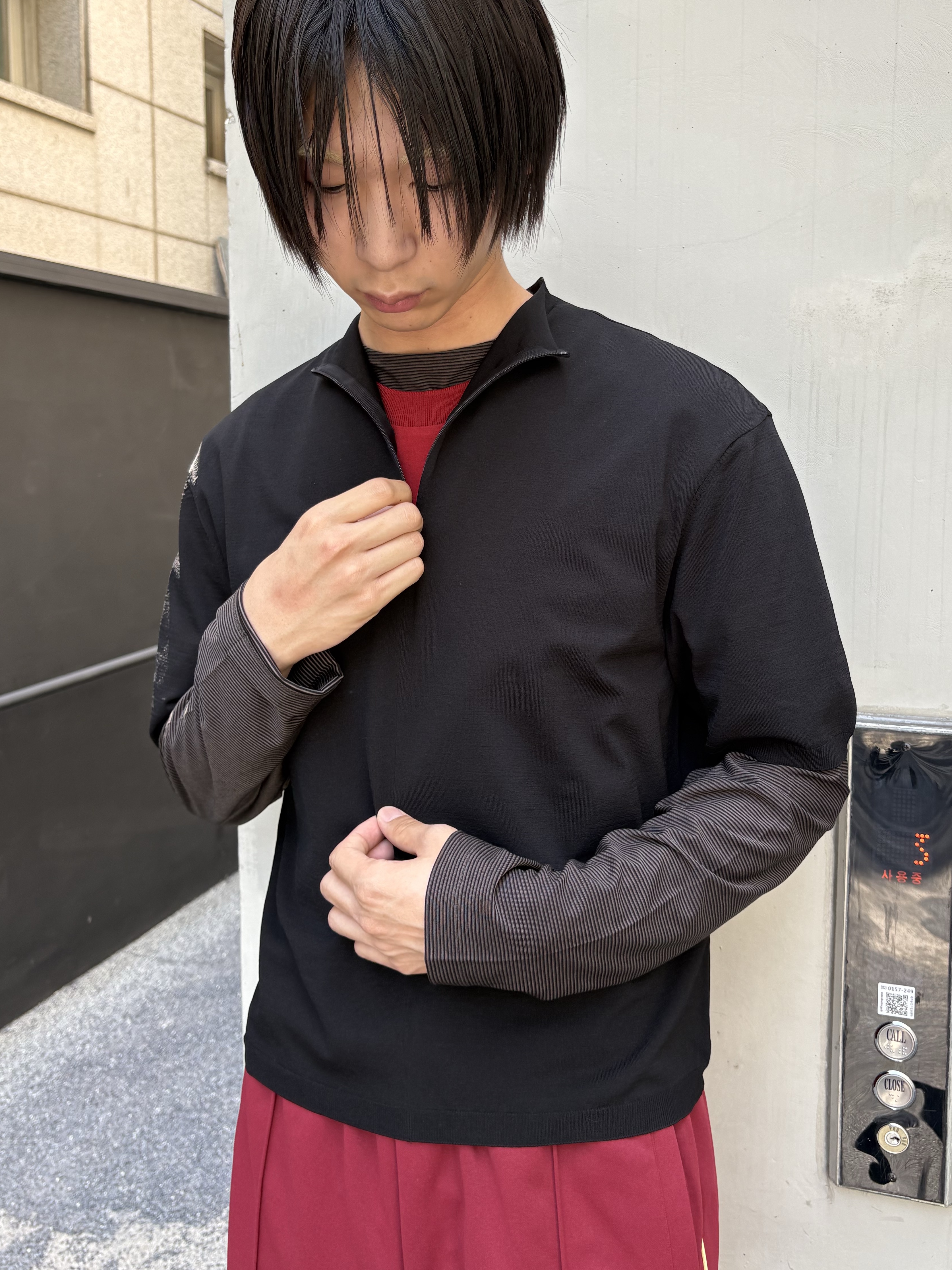 Amomento Half Zip-Up Knit Black - 26SS, Walk In Paris Odyssée Burgundy T-Shirt Rouge - 26SS 착용 스타일 - 2