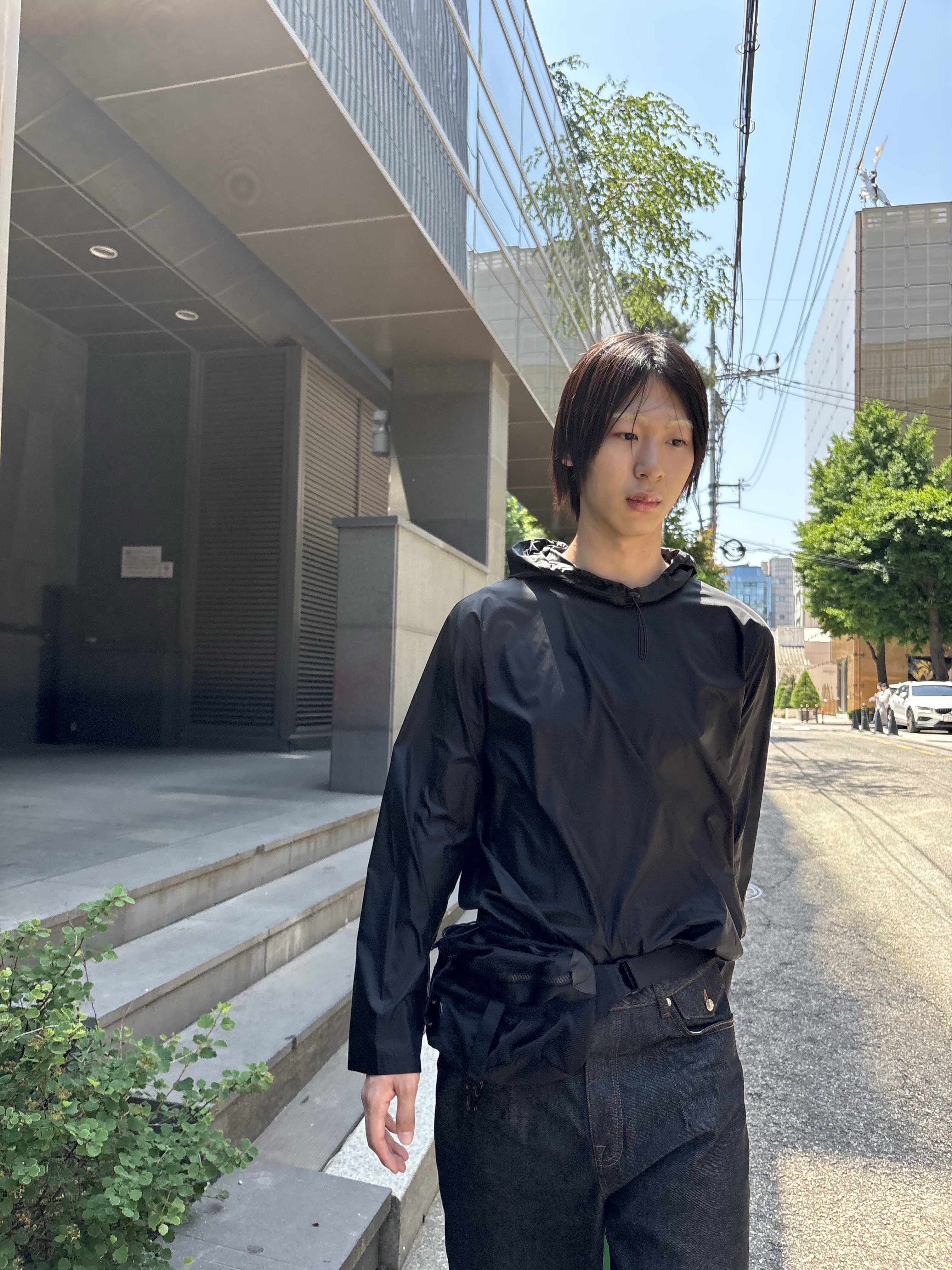 Amomento Sheer Hoodie Anorak Black - 26SS, Walk In Paris Raw Denim Balloon Shorts Noir - 26SS 착용 스타일 - 1