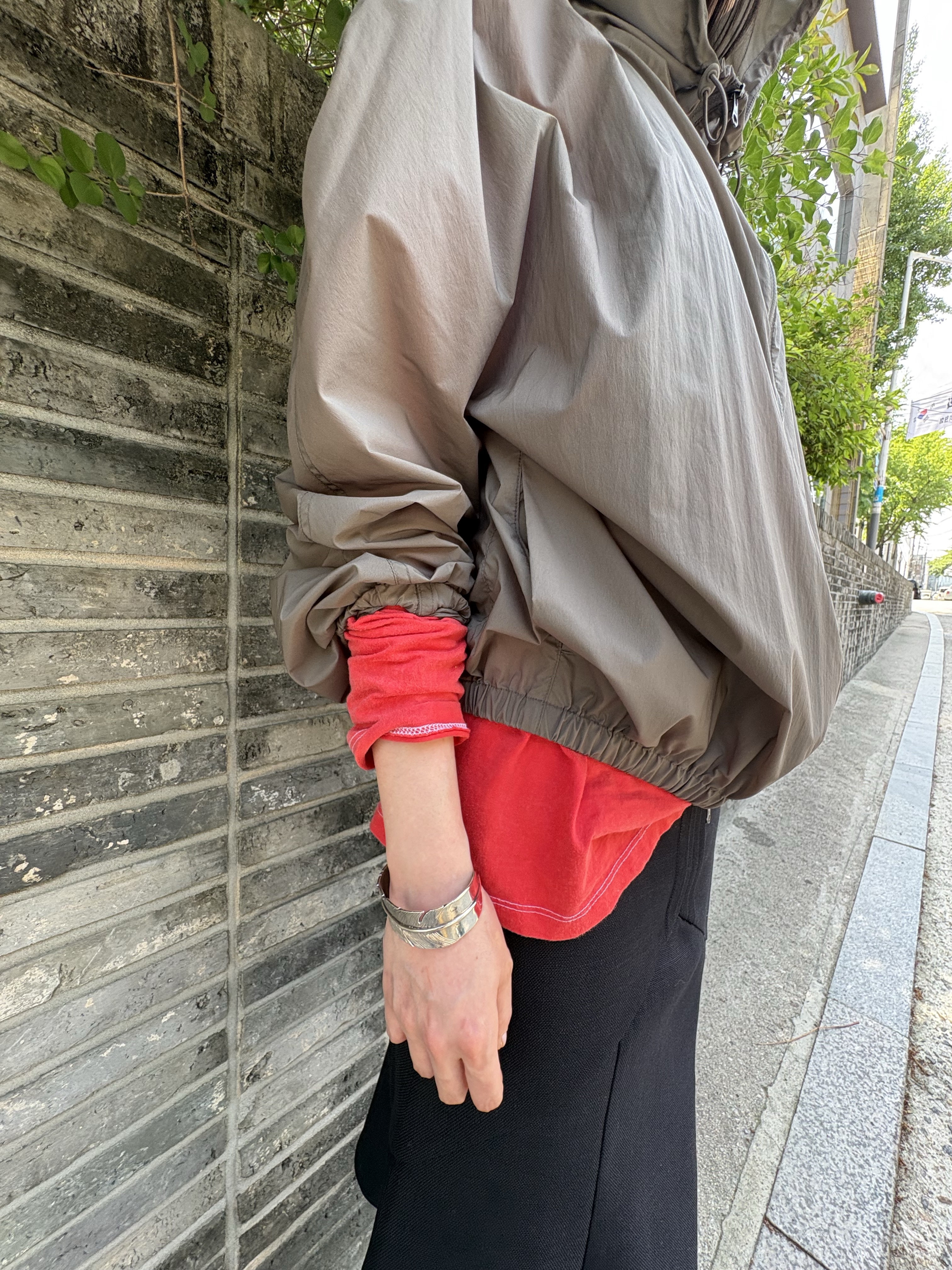 Edward Cuming Women Long Cum Tee Red - 25FW, [KREAM 단독] Folk/N Feather Bangle Silver - 26SS 착용 스타일 - 3