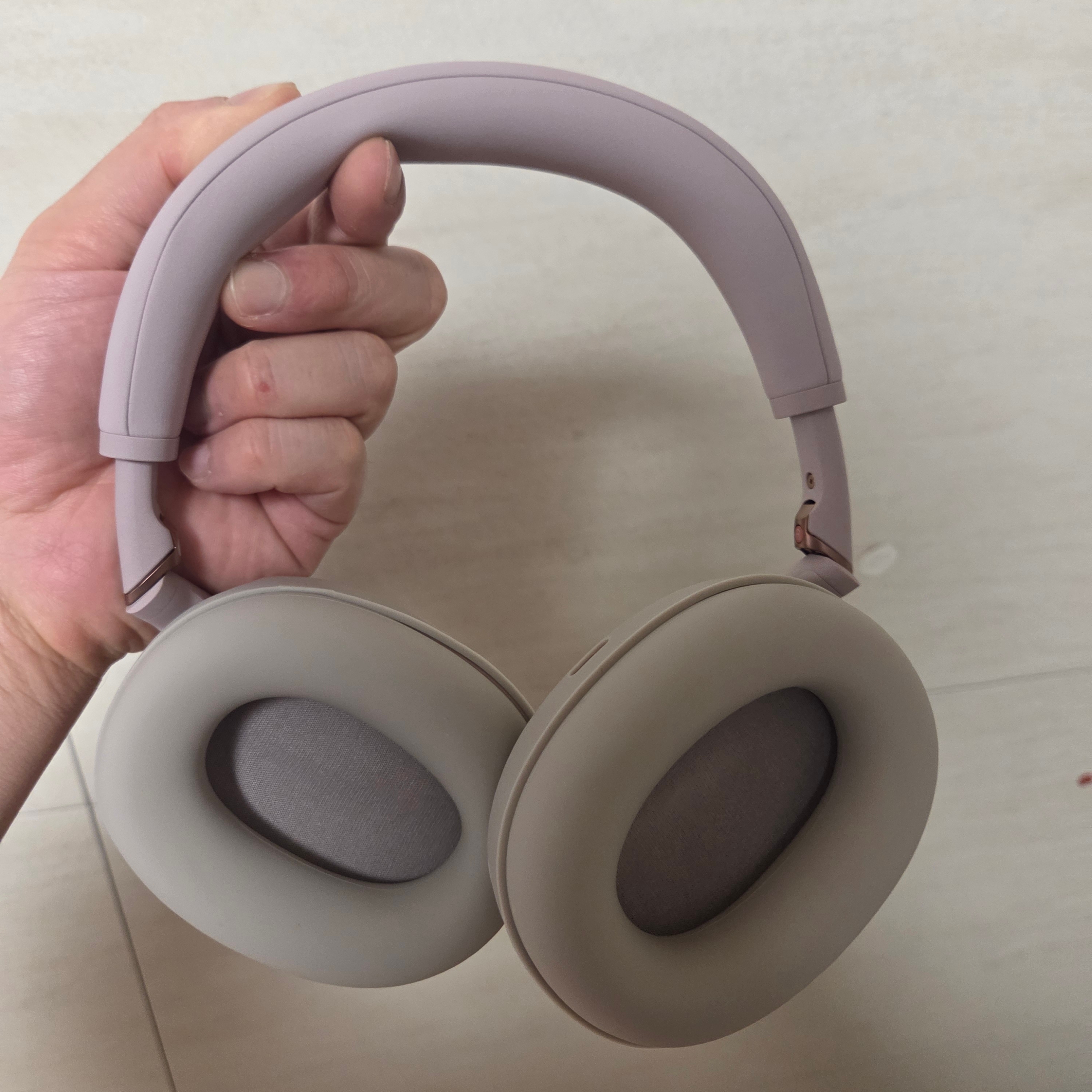 Sony WH-1000XM6 Sand Pink (Sony Korea Ver.) 착용 스타일