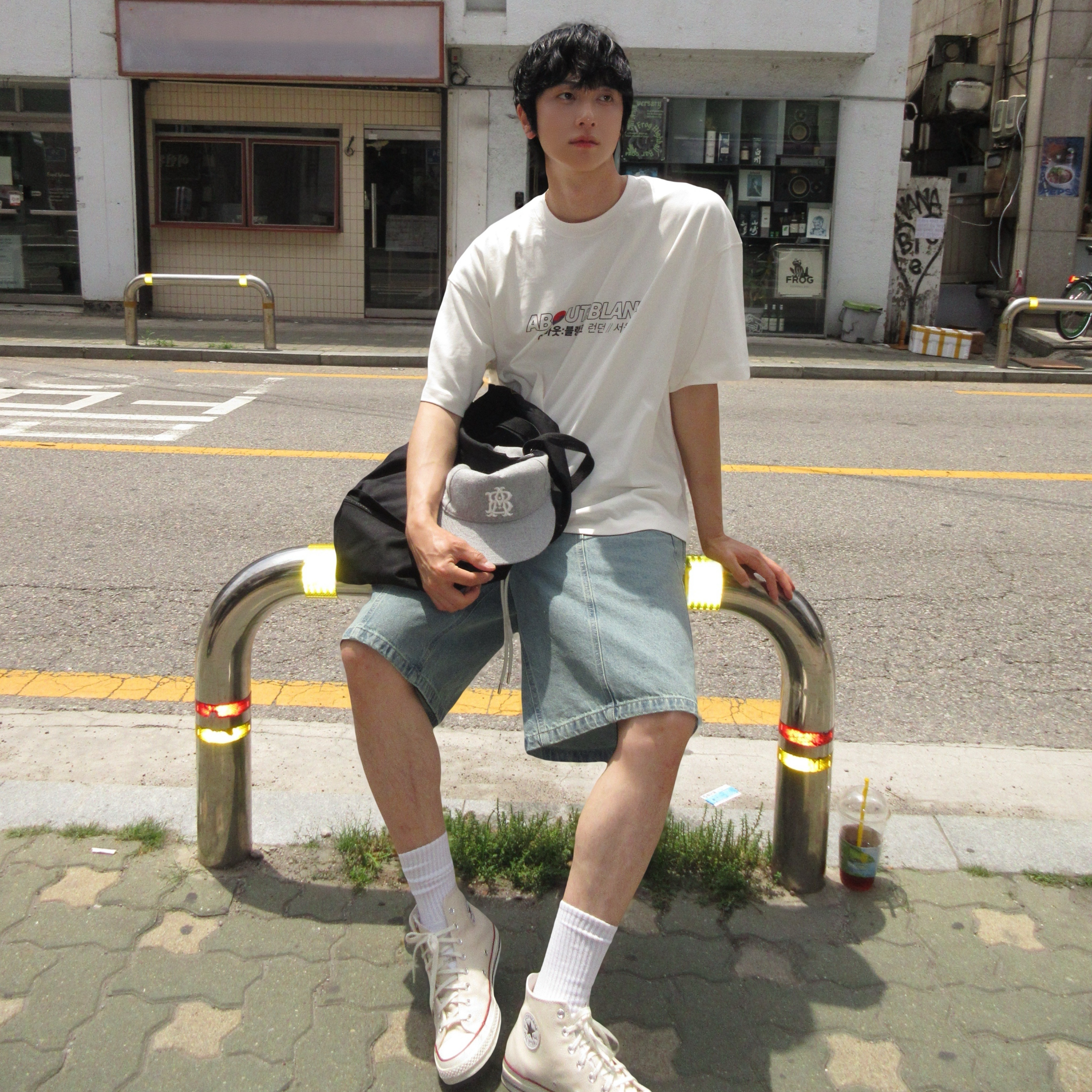 [KREAM 단독] About:Blank Felled Denim Short Murky Wash - 26FW, [KREAM 단독] About:Blank KREAM Exclusive T-Shirt Oat - 26FW 착용 스타일 - 3