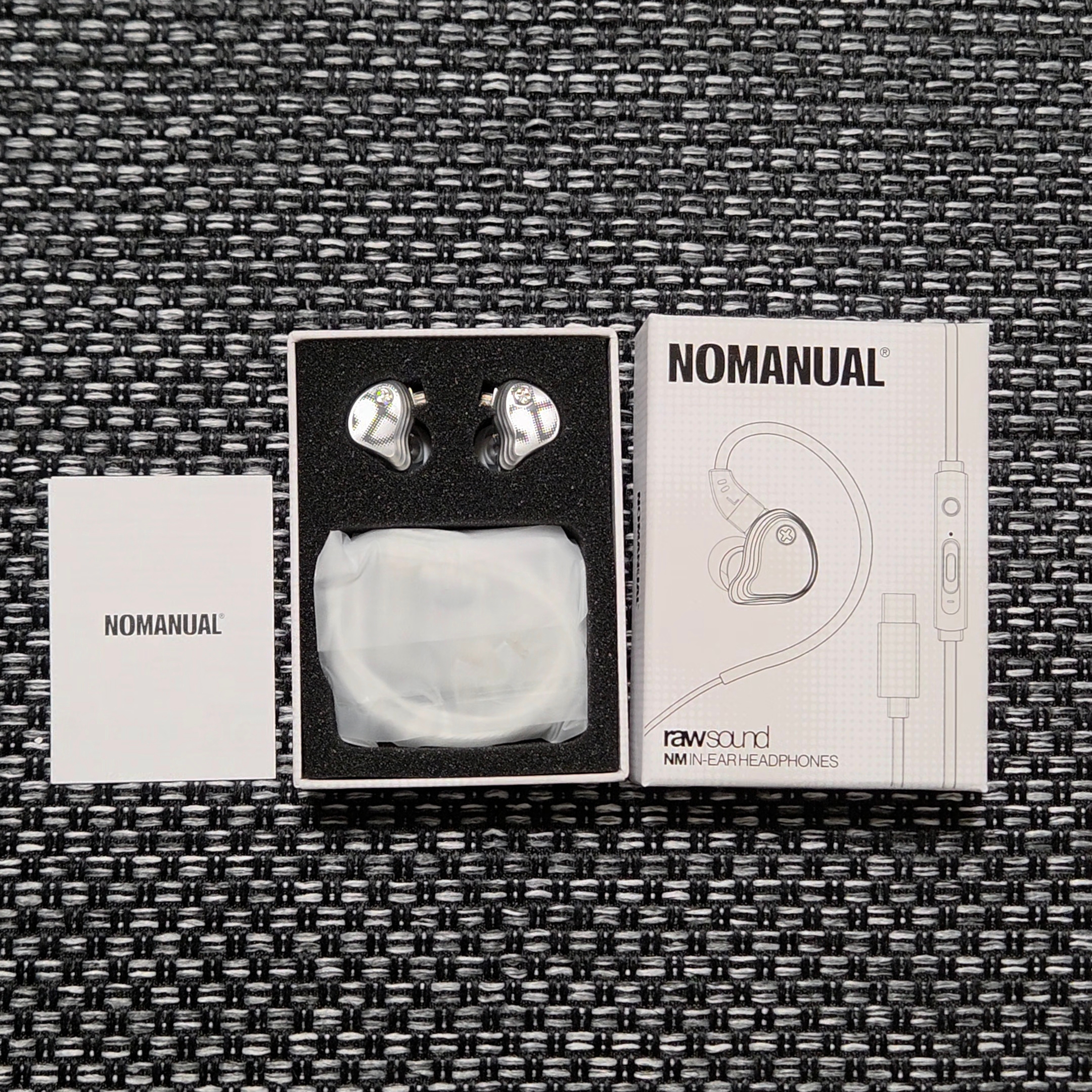 NOMANUAL In-Ear Headphones, (W) Uniqlo x Cecilie Bahnsen Graphic T-Shirt Gray 착용 스타일 - 1